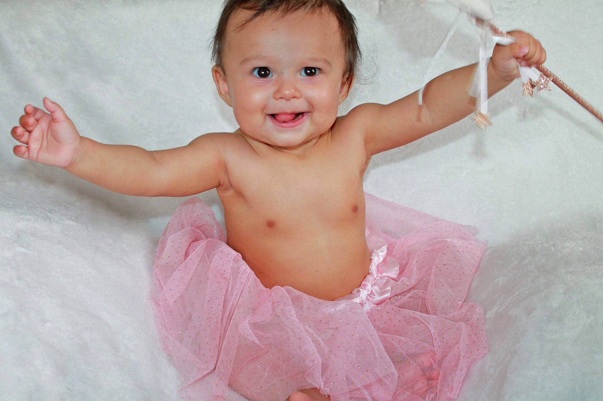 Jade a rejoint le concours — aidez-le/la à gagner de superbes lots ! arm, baby, baby_toddler_clothing, ballet_tutu, cheek, chest, child, costume, hand, joy, lip, person, photography, pink, product, skin, toddler