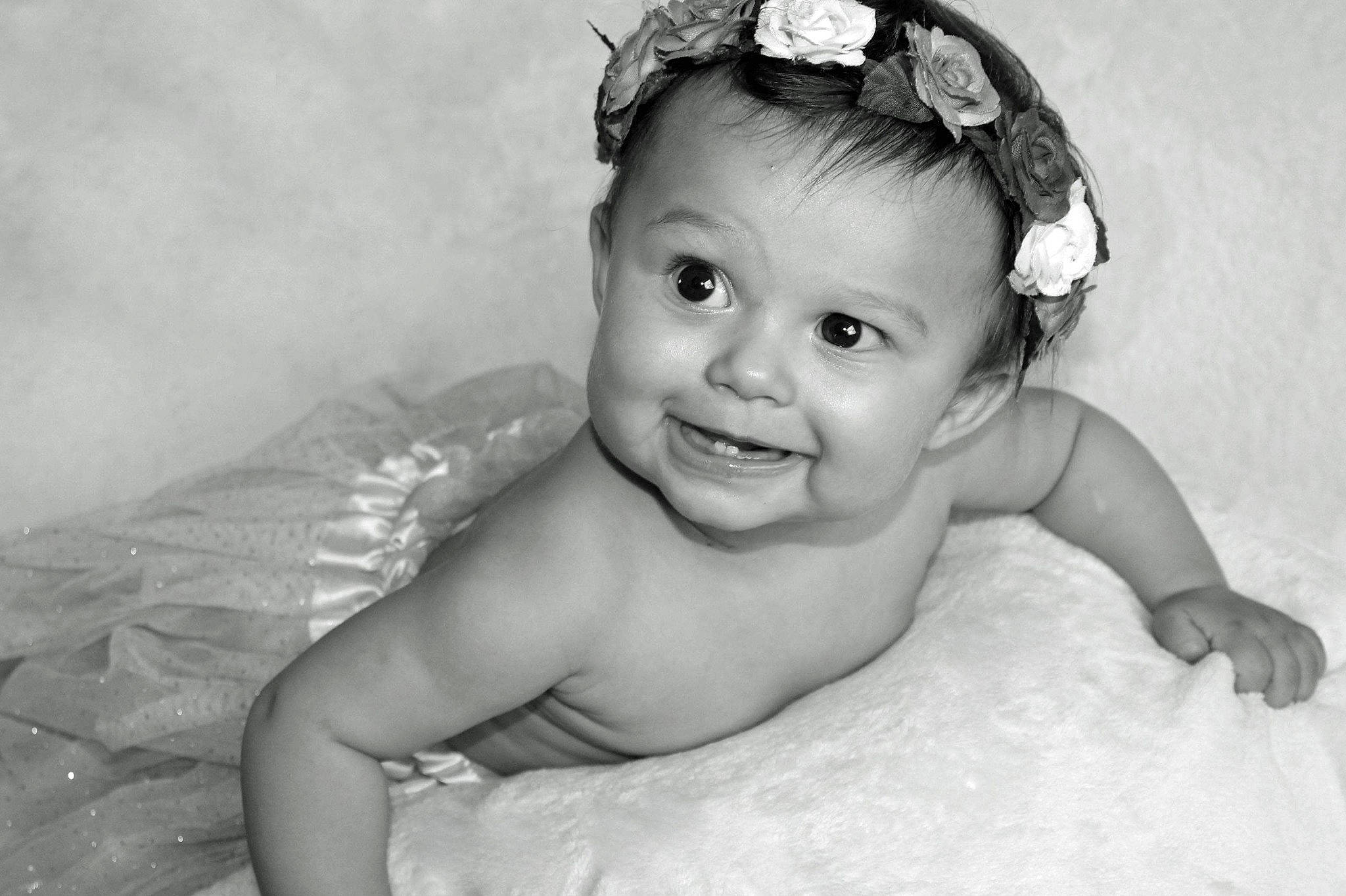 Jade participe au concours pour gagner de l'argent avec cette photo : baby, black_and_white, child, child_model, eye, face, facial_expression, fun, hair_accessory, headpiece, iris, joy, lip, monochrome, monochrome_photography, person, photograph, photography, skin, smile