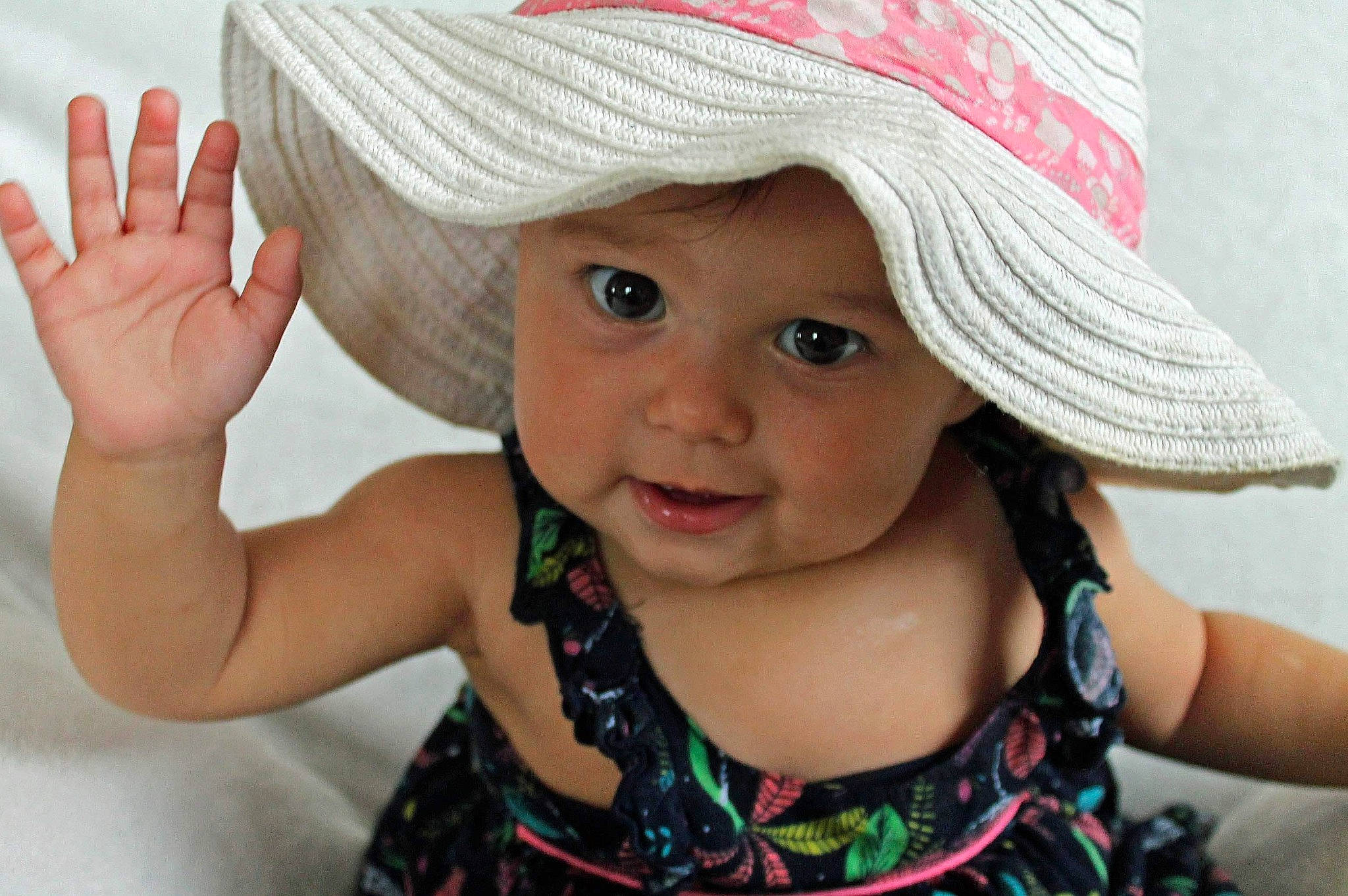 Jade participe au concours pour gagner de l'argent avec cette photo : child, child_model, clothing, fashion_accessory, hat, headgear, headwear, person, skin, smile, sun_hat, toddler