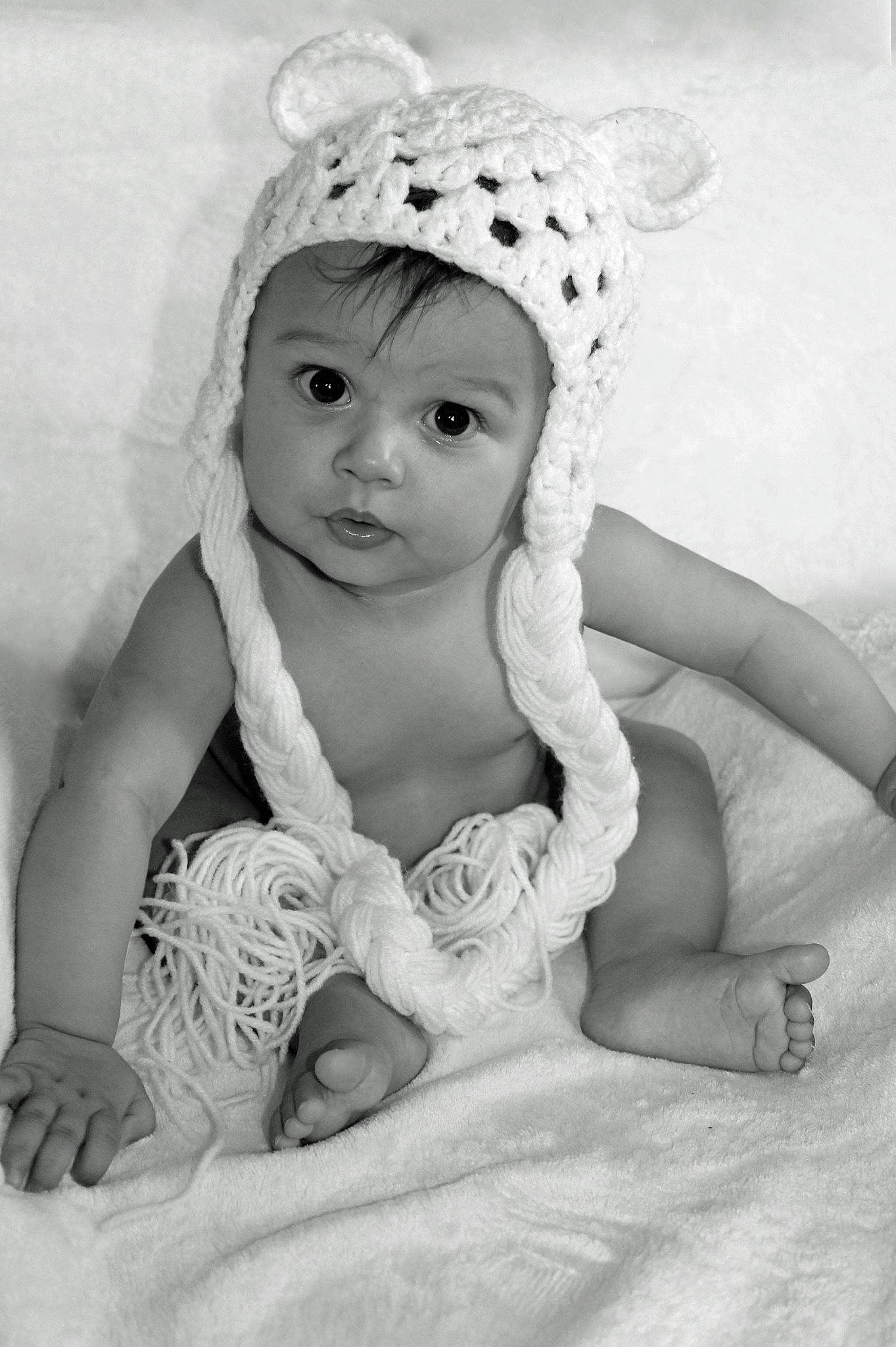 Jade a rejoint le concours — aidez-le/la à gagner de superbes lots ! baby, black_and_white, bonnet, child, costume_accessory, eye, fashion_accessory, hair_accessory, headgear, headpiece, monochrome, monochrome_photography, person, photograph, photography, portrait_photography, smile, toddler, white