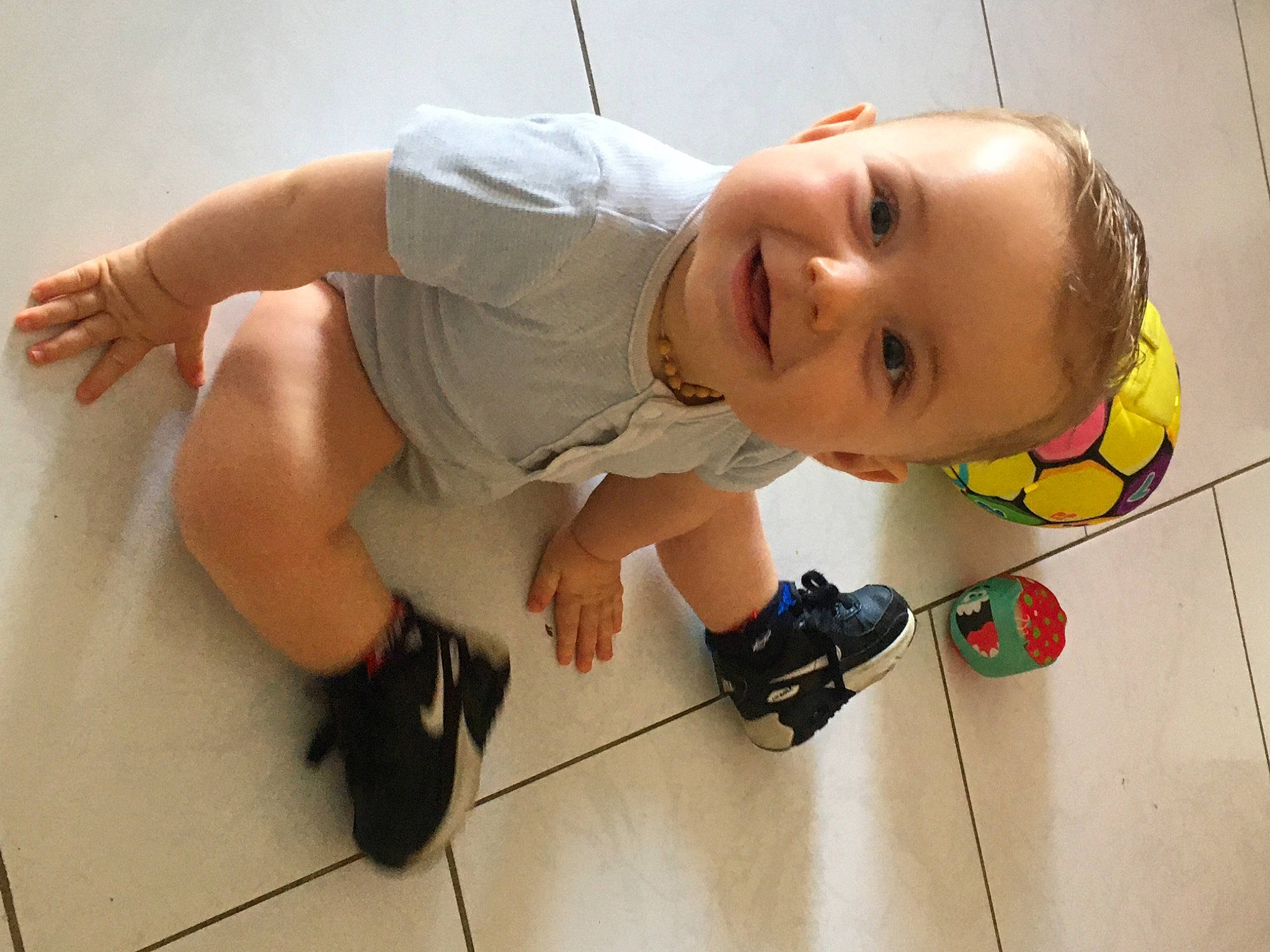 Messon a rejoint le concours — aidez-le/la à gagner de superbes lots ! baby, baby_toddler_clothing, child, finger, floor, flooring, fun, hand, happy, human_leg, joint, joy, knee, leisure, person, play, shorts, skin, smile, sneakers