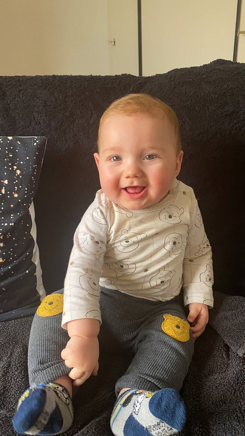 Maylon a rejoint le concours — aidez-le/la à gagner de superbes lots ! arm, baby, baby_toddler_clothing, cheek, child, comfort, finger, flooring, head, human_body, joy, knee, leg, person, sitting, skin, sleeve, smile, sock, standing