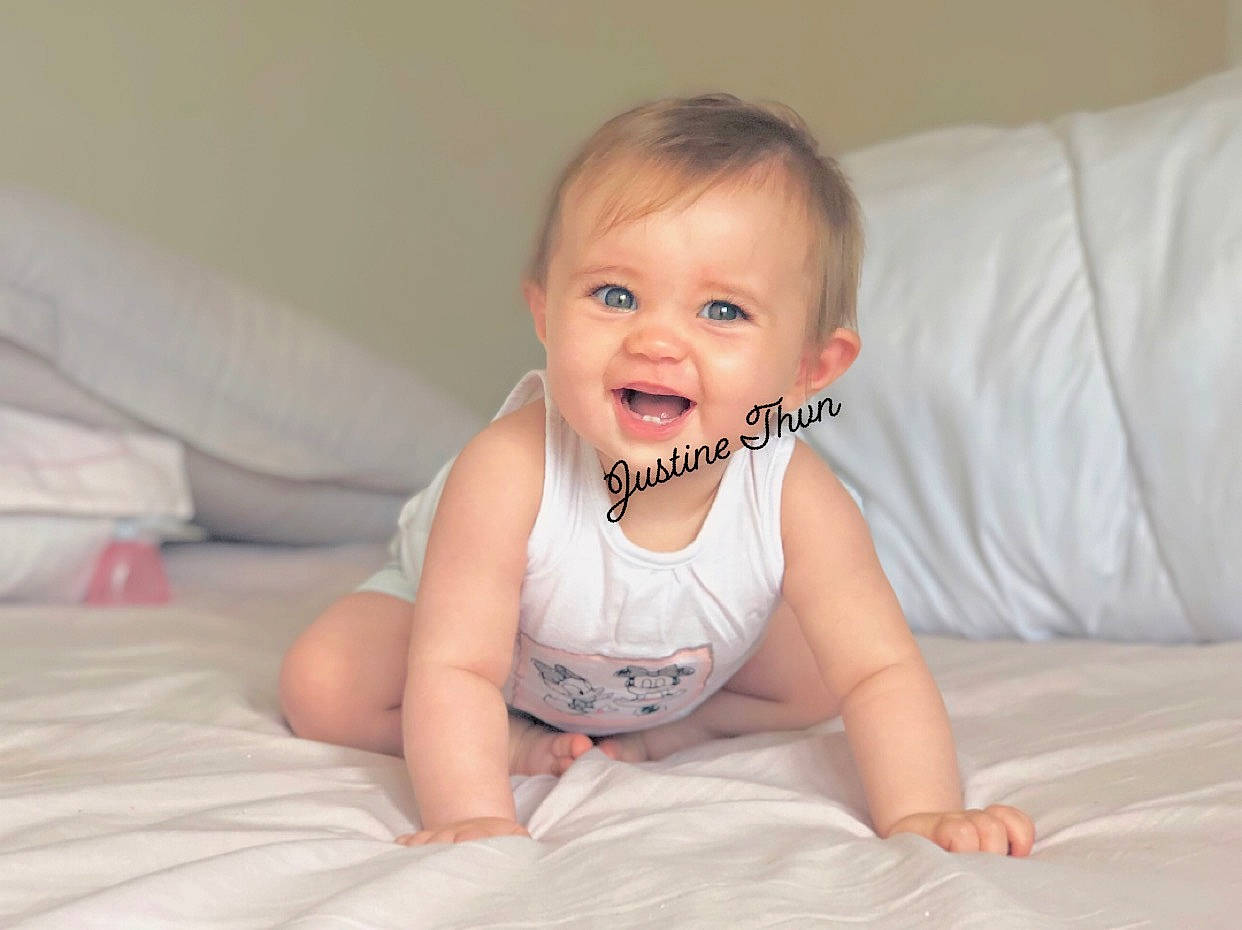 Luciana a rejoint le concours — aidez-le/la à gagner de superbes lots ! baby, beauty, cheek, child, eye, face, facial_expression, head, human, leg, lip, mouth, nose, person, pink, product, sitting, skin, smile, toddler