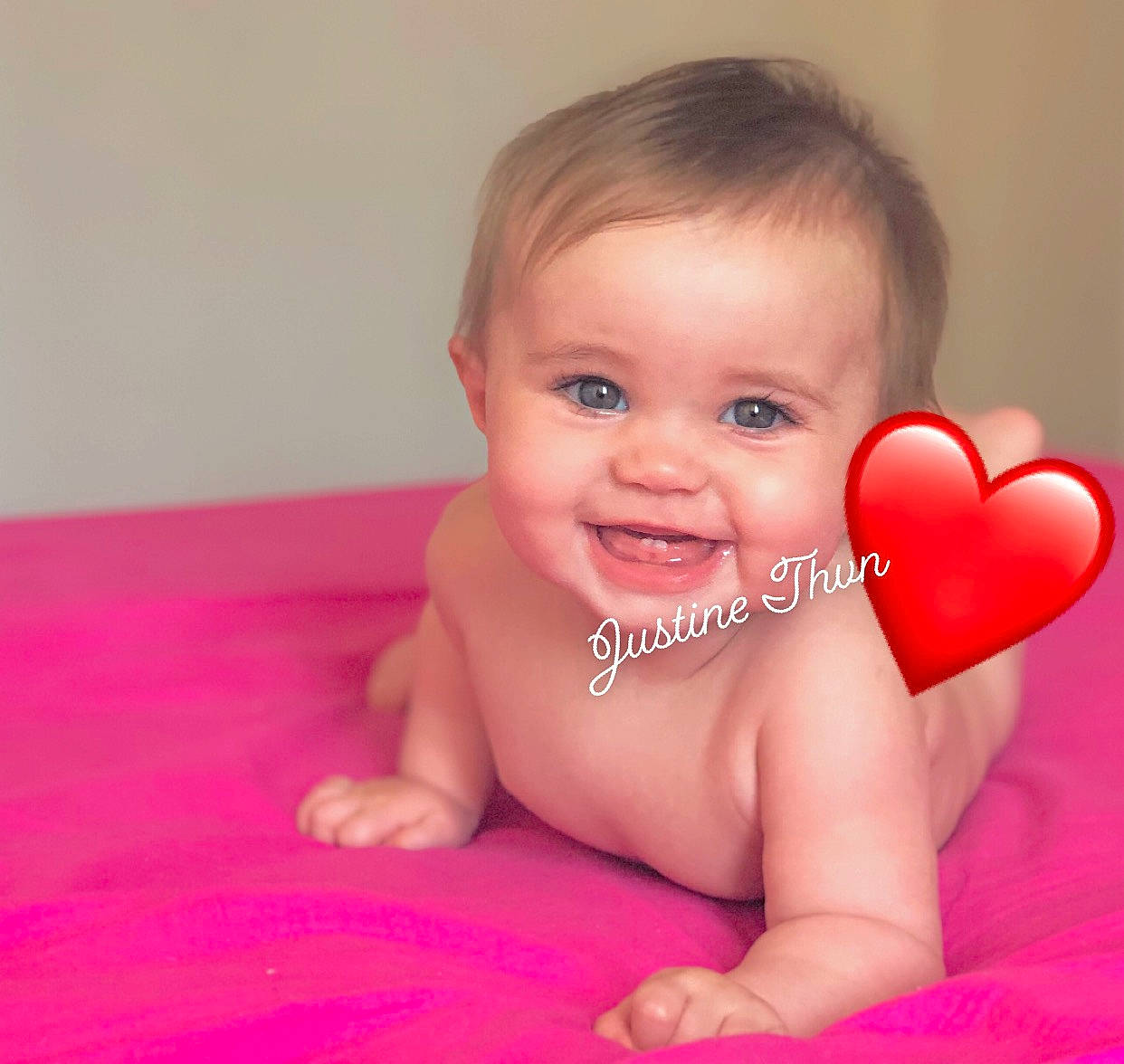 Luciana a rejoint le concours — aidez-le/la à gagner de superbes lots ! arm, baby, cheek, child, child_model, crawling, face, facial_expression, finger, fun, head, heart, joy, person, pink, product, sitting, skin, smile, stomach