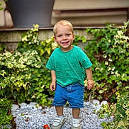 Simon participe au concours pour gagner de l'argent avec cette photo : toddler, child, smiling, green_shirt, denim_shorts, toy_car, pebbles, plants, outdoor, garden, happy, person, casual_clothing, shoes, nature, summer, portrait, daylight, small_toy, blond_hair