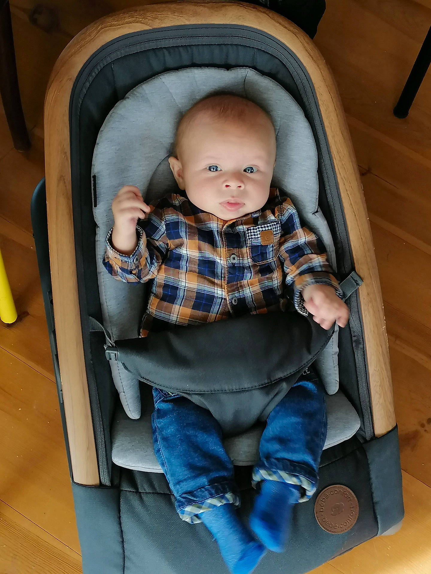 Billy participe au concours pour gagner de l'argent avec cette photo : baby, baby_carriage, baby_products, baby_safety, baby_toddler_clothing, chair, cheek, child, comfort, head, human_body, leg, person, product, shoe, sitting, sleeve, smile, sneakers, toddler
