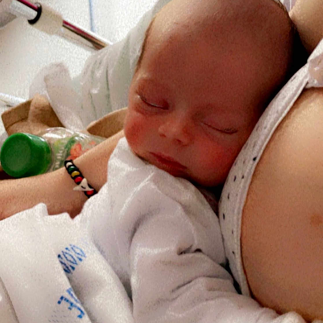 Alya participe au concours pour gagner de l'argent avec cette photo : abdomen, baby, baby_products, baby_sleeping, baby_toddler_clothing, cheek, child, comfort, finger, linens, mouth, nail, nose, product, room, service, skin, textile, thumb, toddler