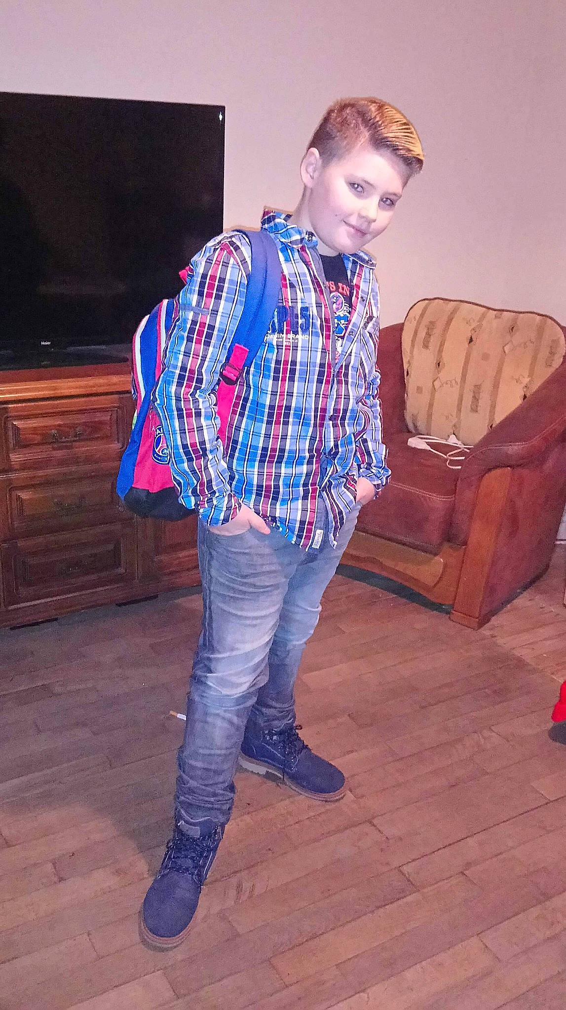 Shawn participe au concours pour gagner de l'argent avec cette photo : clothing, cool, costume, denim, electric_blue, fashion, fashion_accessory, fashion_design, footwear, jeans, joy, outerwear, pattern, person, shoe, standing, style, textile, trousers