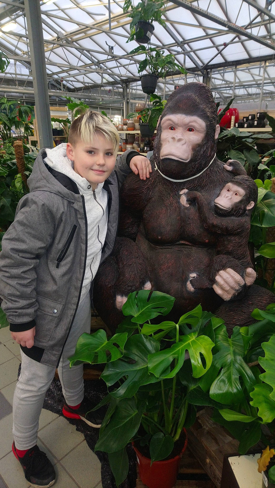Shawn participe au concours pour gagner de l'argent avec cette photo : botany, child, common_chimpanzee, costume, fictional_character, flower, joy, lawn_ornament, leaf, person, plant, primate, statue