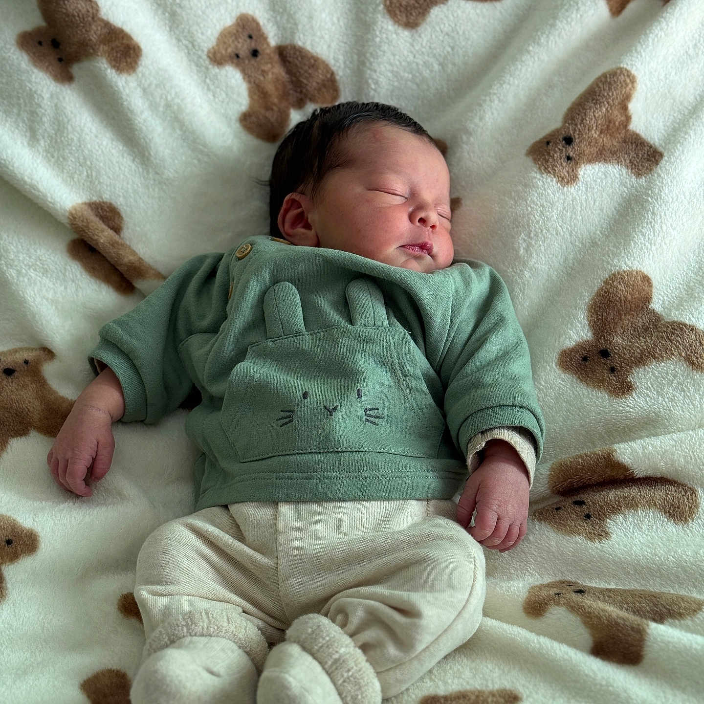 Maylo a rejoint le concours — aidez-le/la à gagner de superbes lots ! baby, bedding, blanket, closeup, cozy, cute, face, green_hoodie, hands, indoor, infant, nap, newborn, onesie, peaceful, portrait, sleeping, socks, soft_texture, teddy_bear_pattern