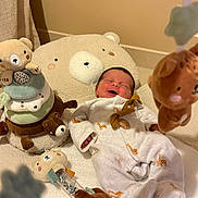 Maylo a rejoint le concours — aidez-le/la à gagner de superbes lots ! baby, bear, blanket, child, comforter, cozy, cute, happy, indoors, infant, mobile, newborn, nursery, onesie, play_mat, plush_toy, portrait, smiling, soft_toys, stuffed_animal