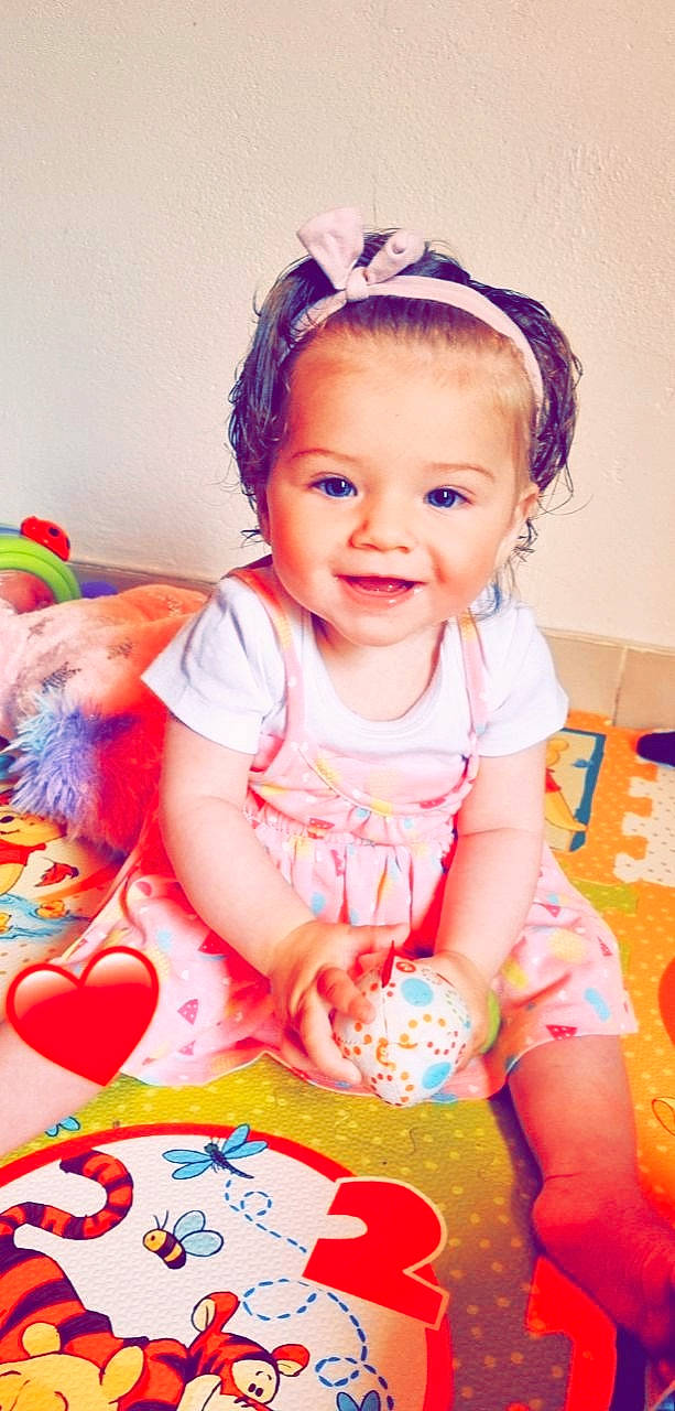 Kaessy a rejoint le concours — aidez-le/la à gagner de superbes lots ! baby, baby_playing_with_toys, baby_toddler_clothing, beauty, cheek, child, eyelash, facial_expression, fun, happy, head, headpiece, iris, joy, pattern, person, pink, purple, skin, sleeve