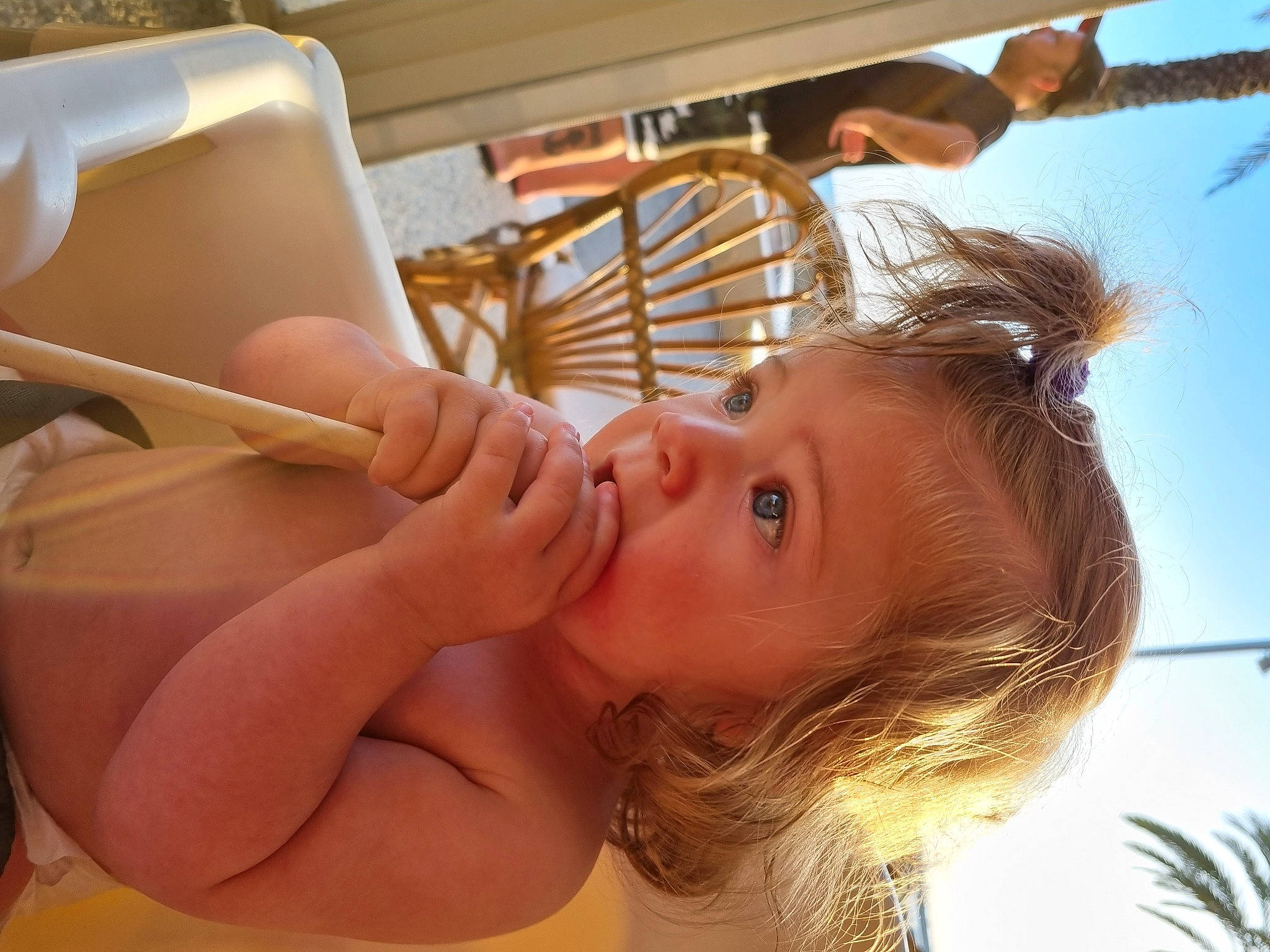 Kaessy participe au concours pour gagner de l'argent avec cette photo : baby, bathing, child, eyelash, fun, gesture, glasses, happy, leisure, neck, person, room, shade, sky, sunglasses, tableware, throat, toddler, tree, vacation