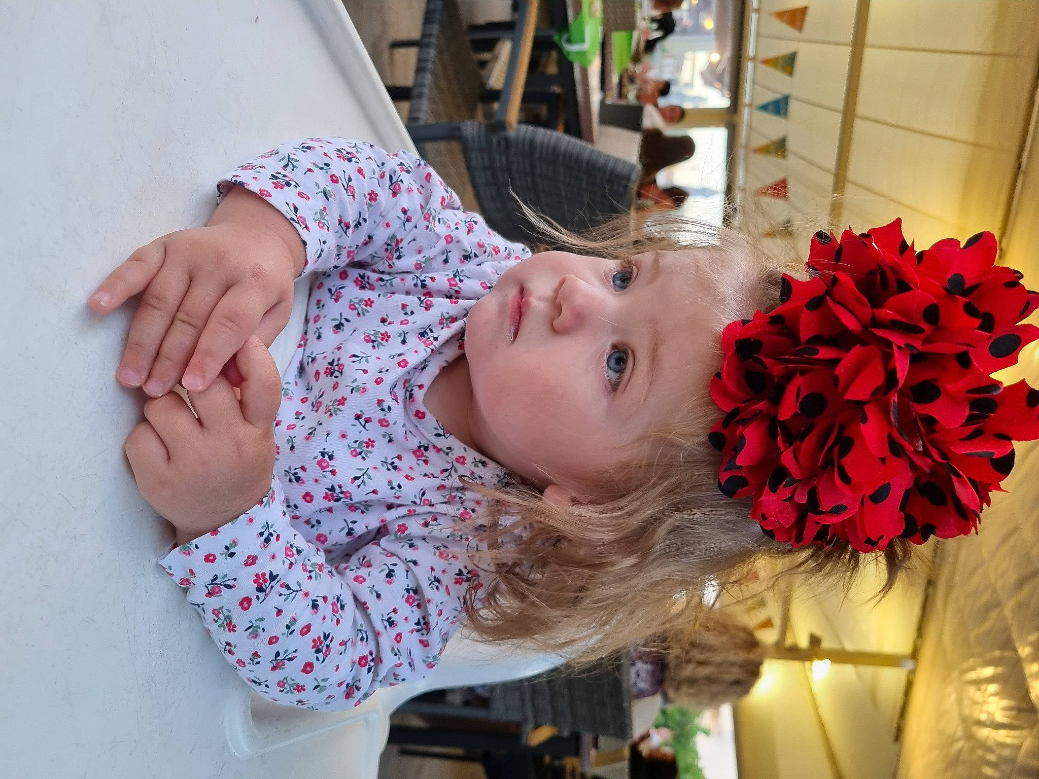 Kaessy participe au concours pour gagner de l'argent avec cette photo : artificial_flower, baby_toddler_clothing, bouquet, carmine, child, cut_flowers, dress, event, floral_design, flower, flower_arranging, fun, happy, headwear, pattern, person, petal, pink, plant, red