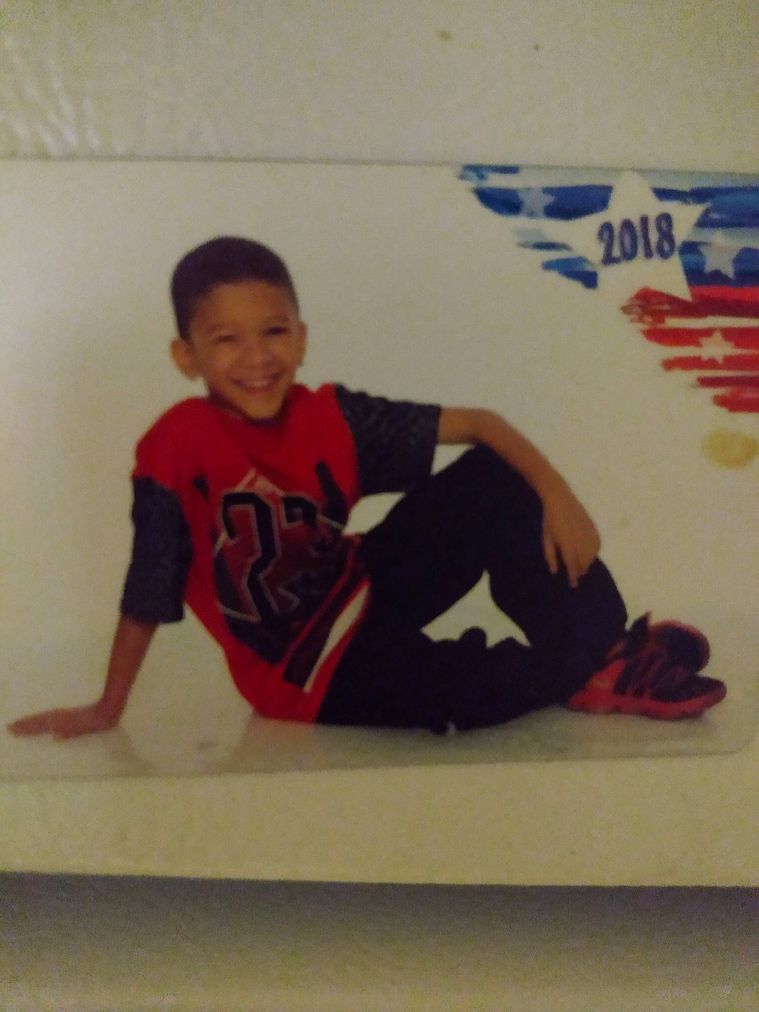 Xavier is registered to the contest to win money with this photo: joy, knee, person, sitting