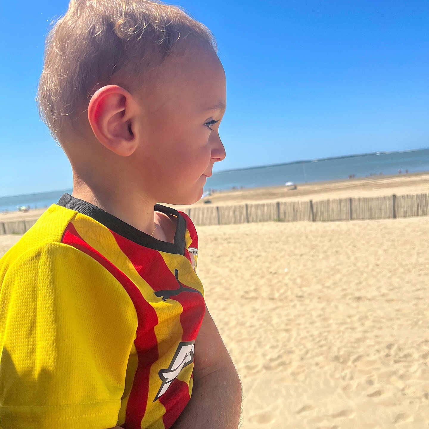 Yloan a rejoint le concours — aidez-le/la à gagner de superbes lots ! beach, bodypart, boy, child, clothing, coast, face, finger, head, male, nature, outdoors, person, photography, portrait, sea, shoreline, summer, t_shirt, water