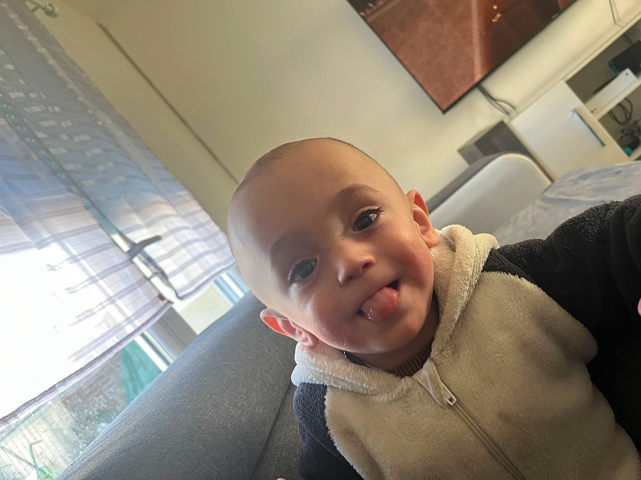 Yloan a rejoint le concours — aidez-le/la à gagner de superbes lots ! baby, ceiling, cheek, child, comfort, daylighting, flooring, fun, gesture, happy, jaw, laugh, nose, person, room, selfie, sitting, smile, toddler, vacation