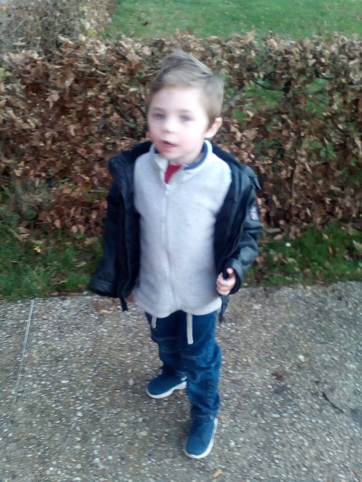 Romain a rejoint le concours — aidez-le/la à gagner de superbes lots ! child, denim, footwear, jacket, jeans, outerwear, person, shoe, smile, standing, toddler, uniform