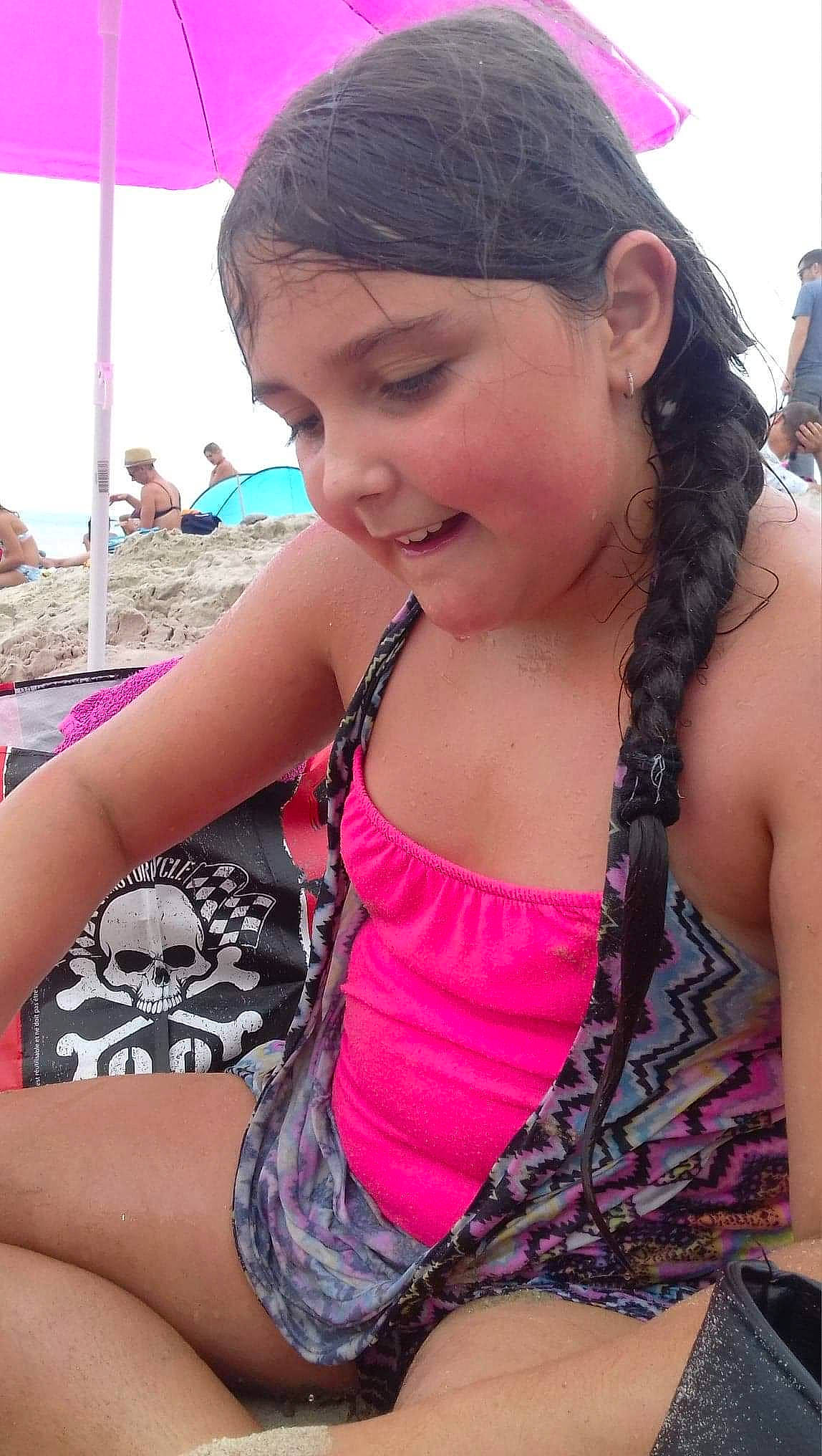 Loan a rejoint le concours — aidez-le/la à gagner de superbes lots ! black_hair, chest, cornrows, finger, hair, hairstyle, joy, lady, leg, long_hair, mouth, neck, person, pigtail, thigh, throat, trunk