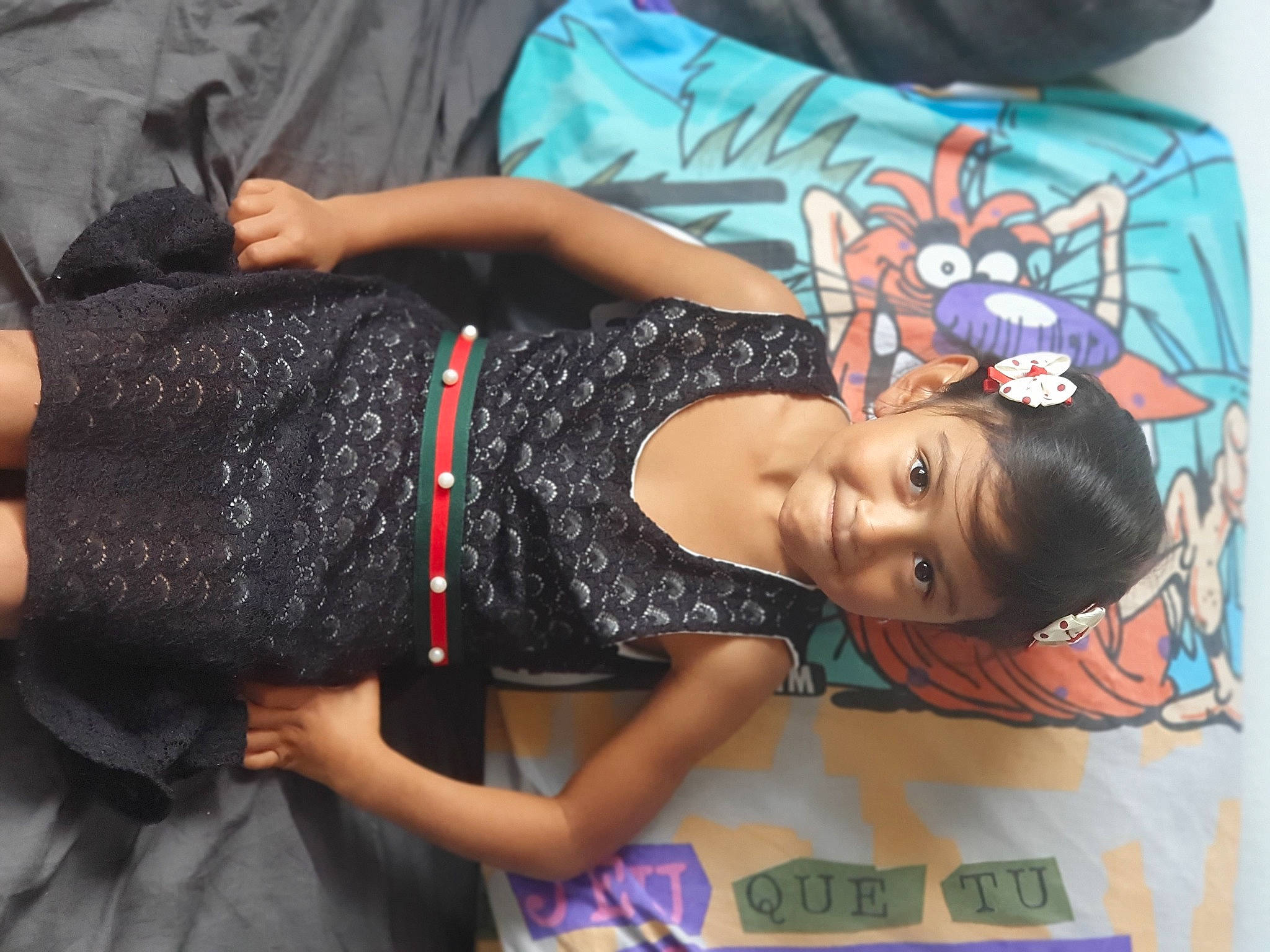 Kitana a rejoint le concours — aidez-le/la à gagner de superbes lots ! arm, black_hair, person