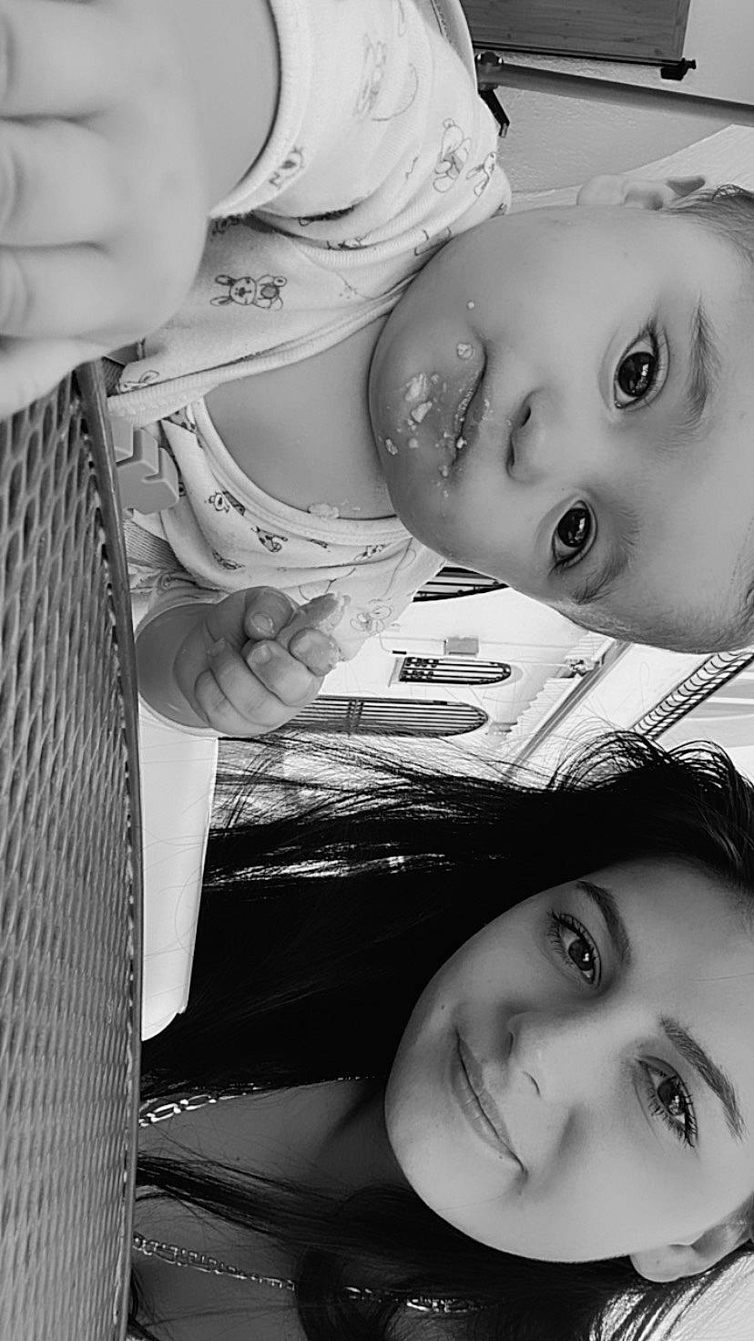 Leno participe au concours pour gagner de l'argent avec cette photo : baby, black, black_and_white, cheek, chin, eye, eyebrow, eyelash, facial_expression, flash_photography, hairstyle, happy, joy, lip, mouth, nose, organ, person, photograph, skin