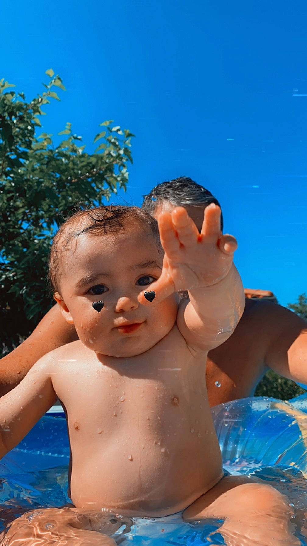 Leno a rejoint le concours — aidez-le/la à gagner de superbes lots ! azure, barechested, bathing, blue, body_of_water, chest, facial_expression, finger, gesture, happy, head, leisure, muscle, people_in_nature, person, recreation, sky, summer, swimming_pool, toddler