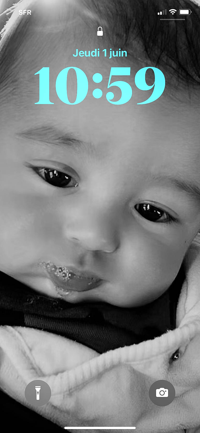 Leno a rejoint le concours — aidez-le/la à gagner de superbes lots ! black, cheek, chin, eye, eyebrow, eyelash, face, facial_expression, flash_photography, hairstyle, happy, human, iris, jaw, lip, mouth, nose, organ, person, skin