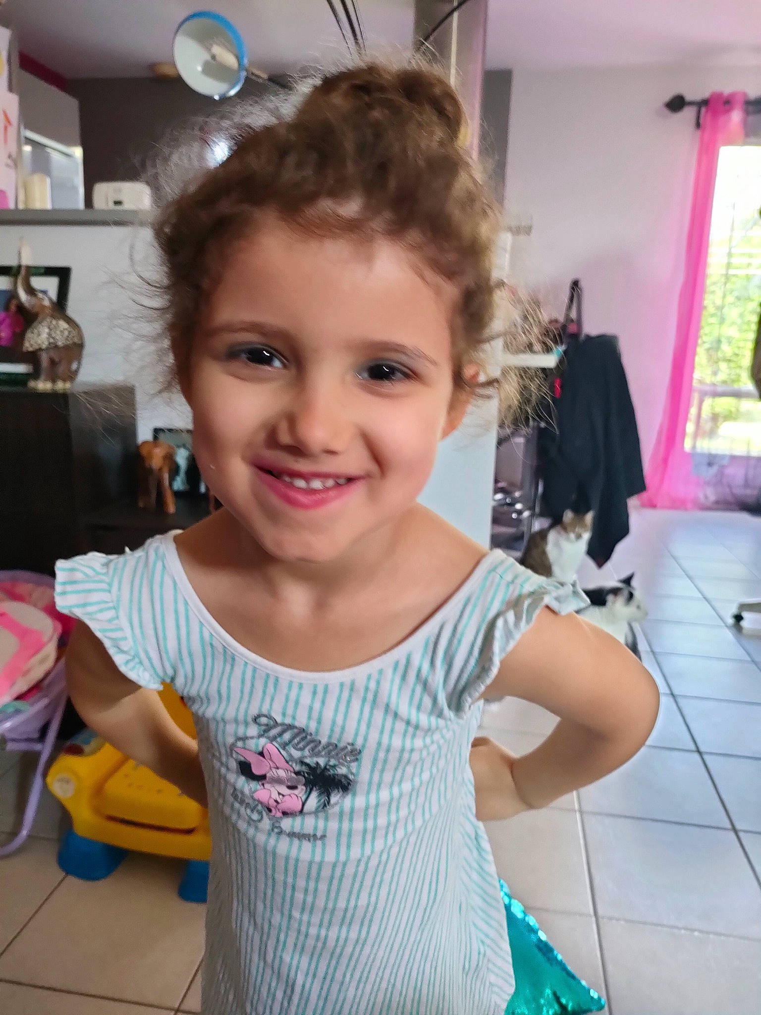 Sheryne participe au concours pour gagner de l'argent avec cette photo : bangs, blond, brown_hair, chair, child, curtain, ear, eyebrow, eyelash, fun, happy, iris, joint, joy, person, pink, room, shoulder, skin, smile