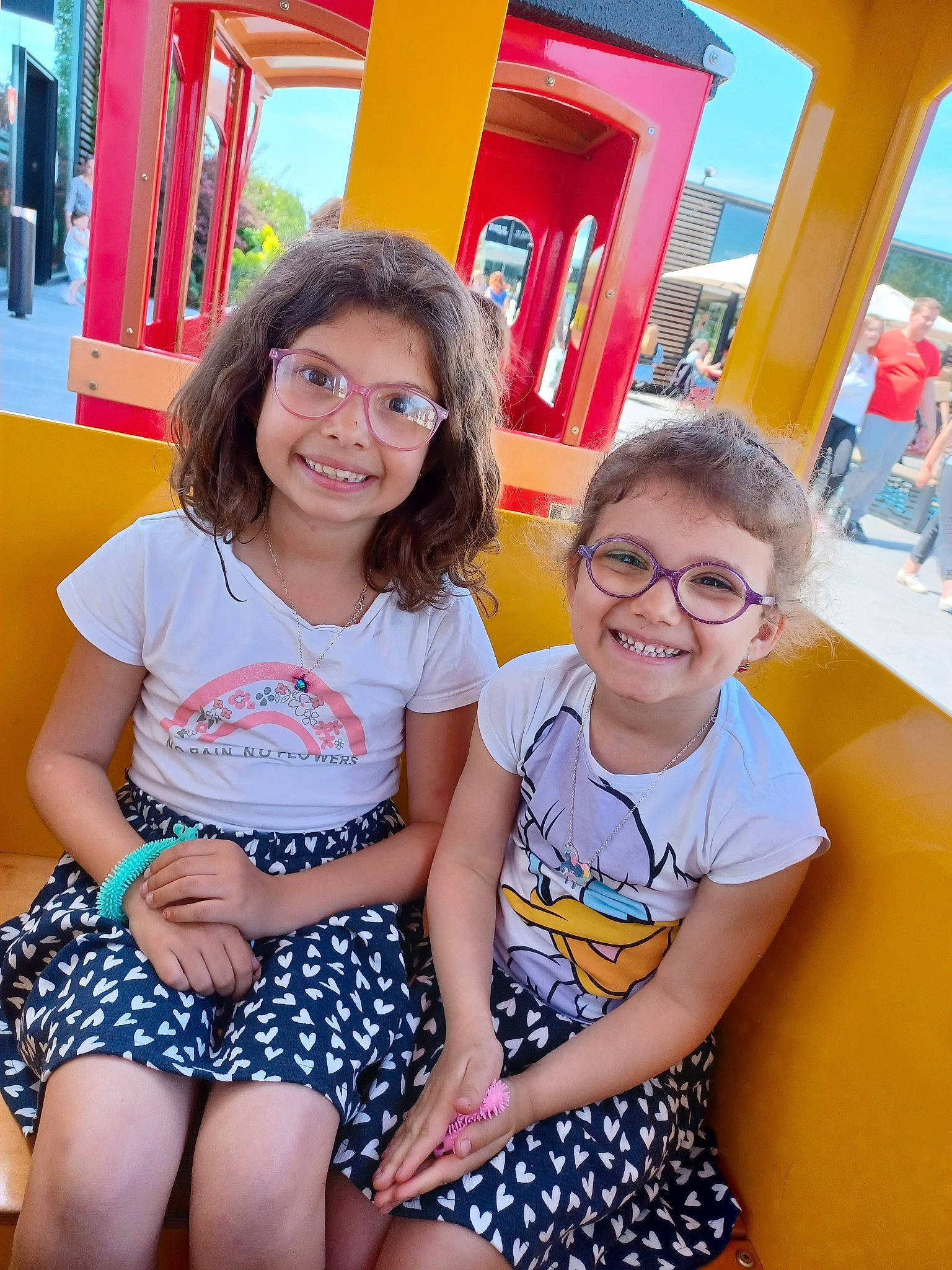 Sheryne participe au concours pour gagner de l'argent avec cette photo : clothing, facial_expression, fun, glasses, happy, iris, joy, leisure, organ, people, person, photograph, red, shoulder, skin, smile, summer, thigh, toddler, travel