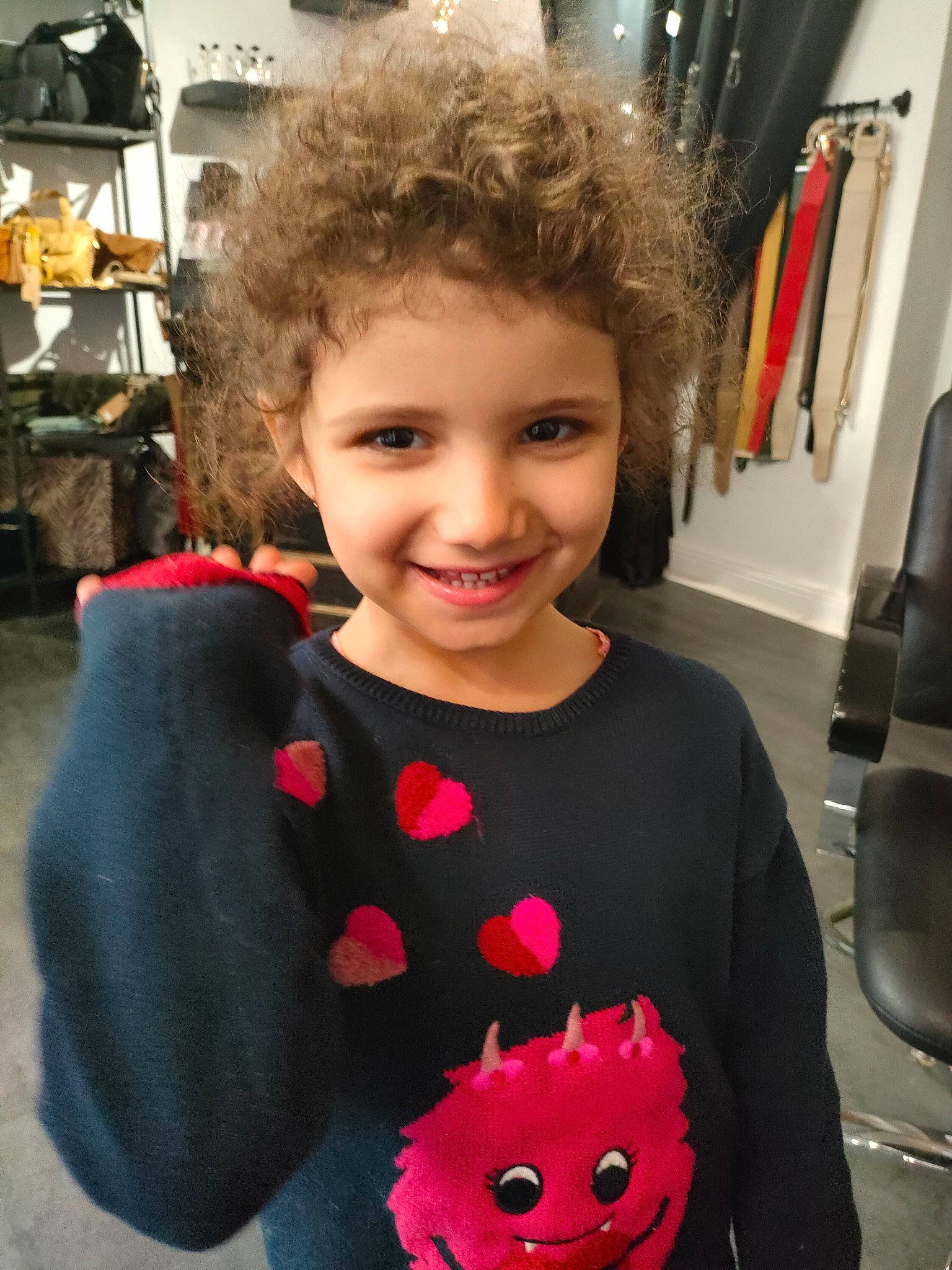 Sheryne participe au concours pour gagner de l'argent avec cette photo : beauty_salon, child, facial_expression, fun, happy, head, iris, joy, lip, organ, people, person, pink, plant, shelf, skin, sleeve, smile, snapshot, standing