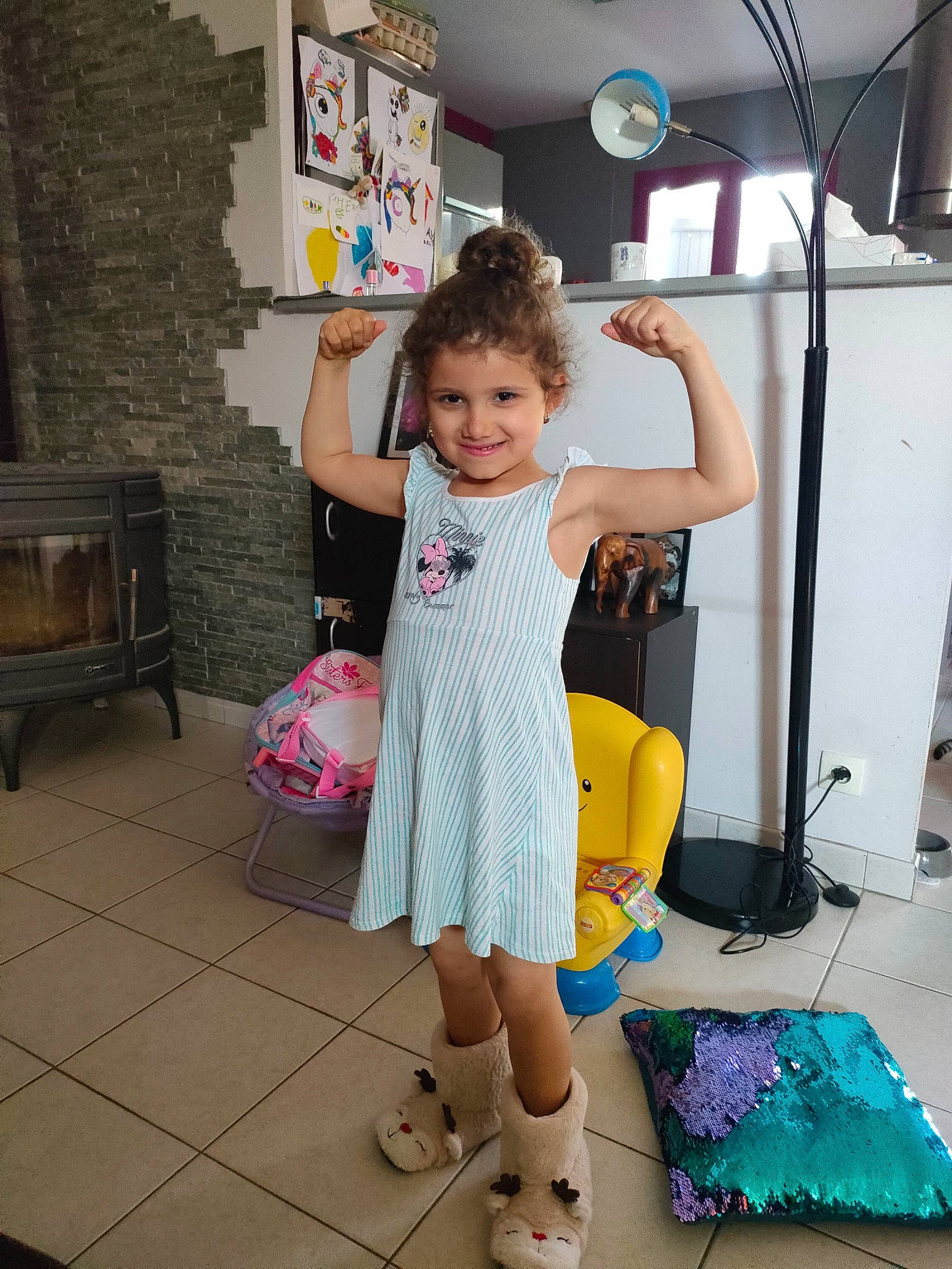 Sheryne participe au concours pour gagner de l'argent avec cette photo : baby_toddler_clothing, bag, dress, fashion_design, floor, flooring, hair, hand, happy, joint, joy, knee, leg, luggage_and_bags, person, shoe, shoulder, sleeve, smile, sock
