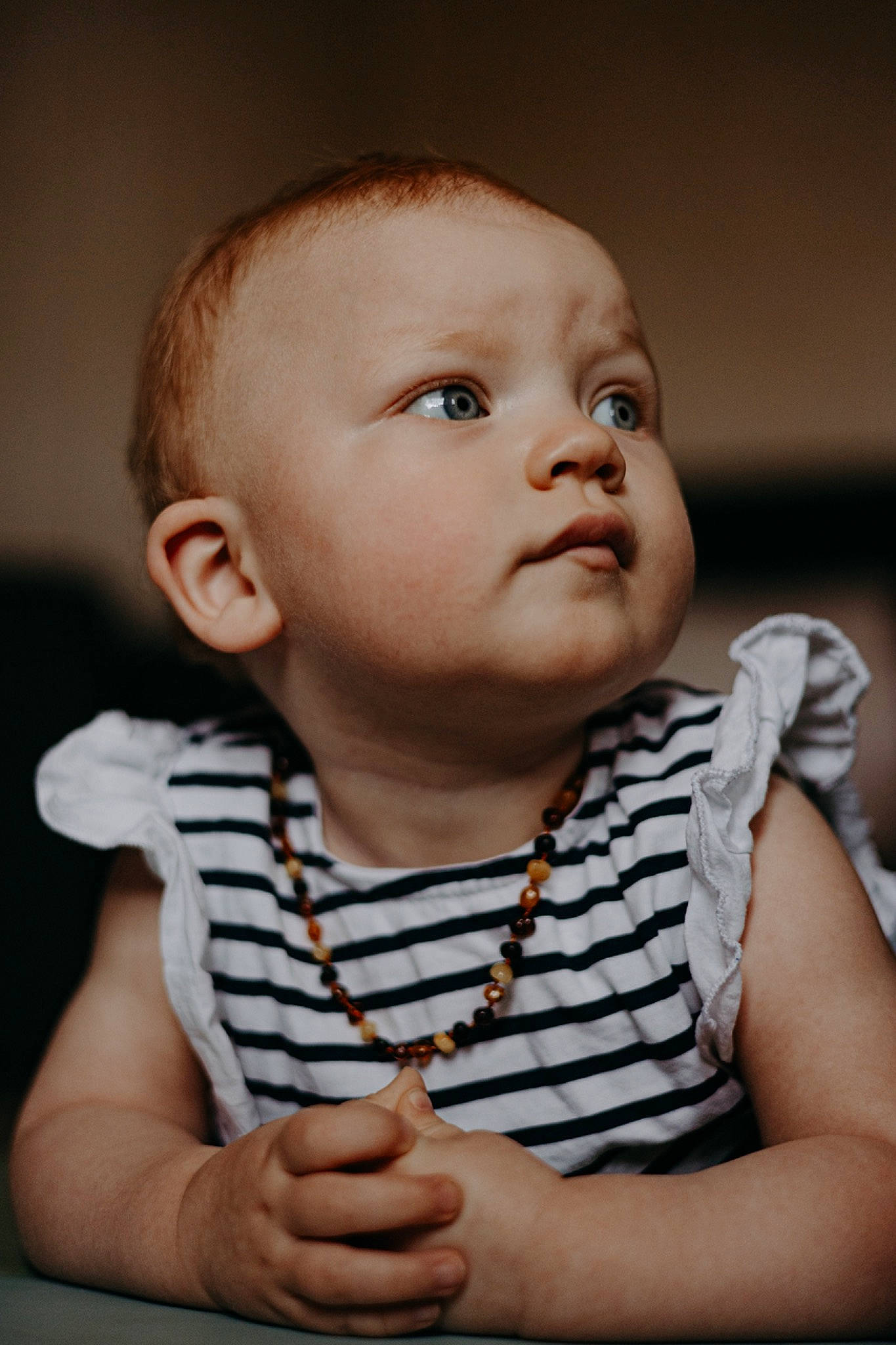 Léonie participe au concours pour gagner de l'argent avec cette photo : baby, baby_toddler_clothing, cheek, child, facial_expression, finger, flash_photography, fun, gesture, happy, iris, lip, nail, nose, pattern, person, skin, sleeve, standing, thumb
