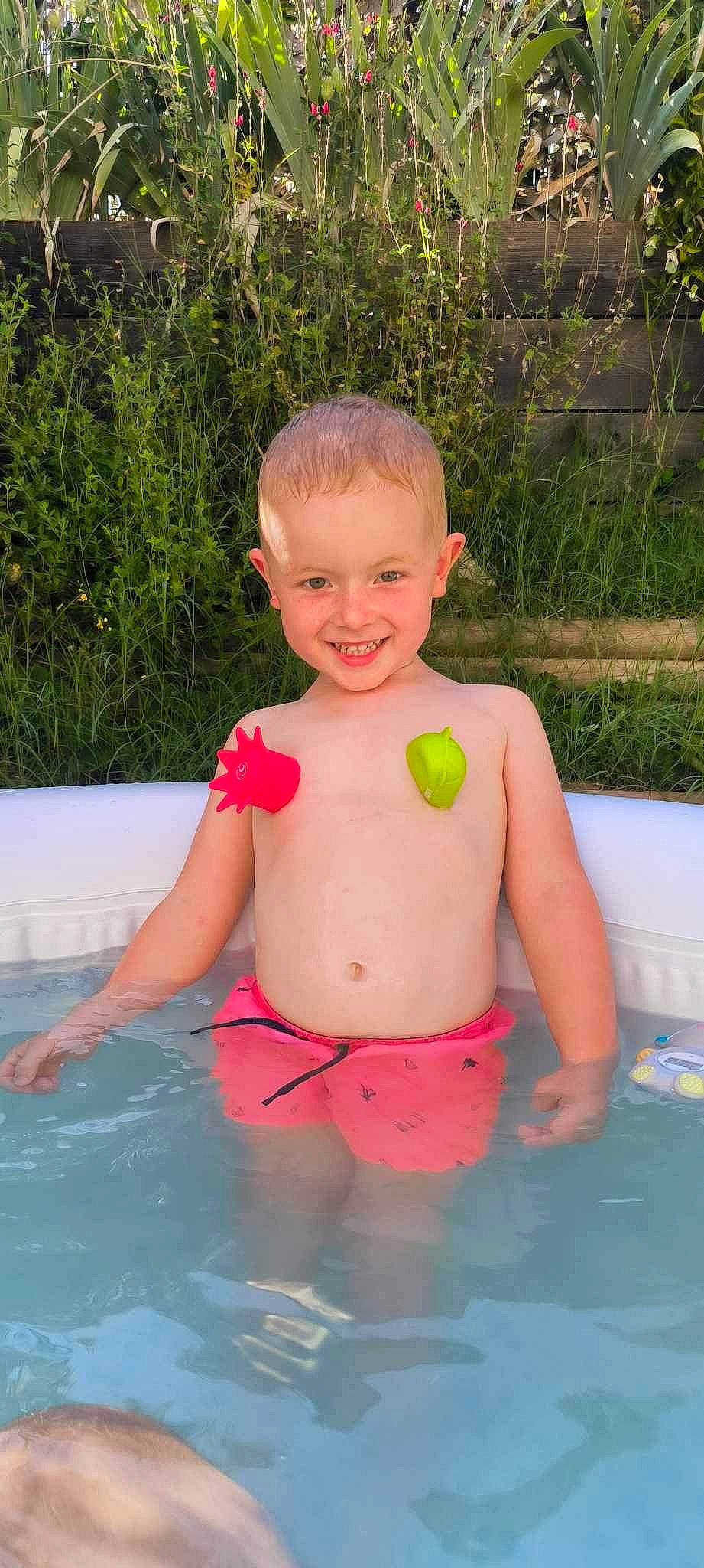 Yzak a rejoint le concours — aidez-le/la à gagner de superbes lots ! abdomen, barechested, bathing, chest, child, eye, face, fun, grass, happy, head, human_body, joy, leisure, person, recreation, smile, swimming_pool, toddler, trunk