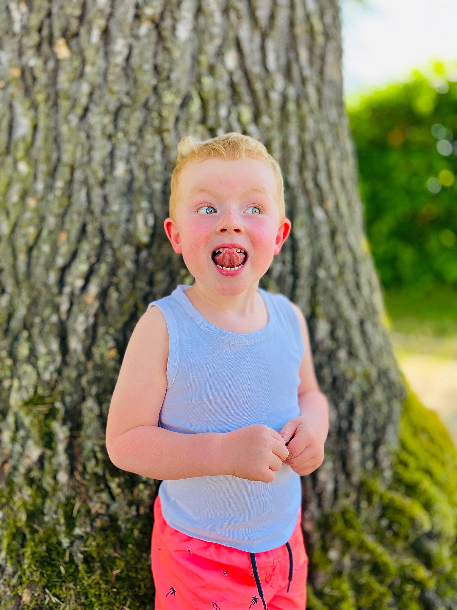 Yzak participe au concours pour gagner de l'argent avec cette photo : clothing, eye, face, facial_expression, fun, grass, green, happy, head, leisure, people_in_nature, person, plant, shoulder, smile, standing, surprise, t_shirt, toddler, tree