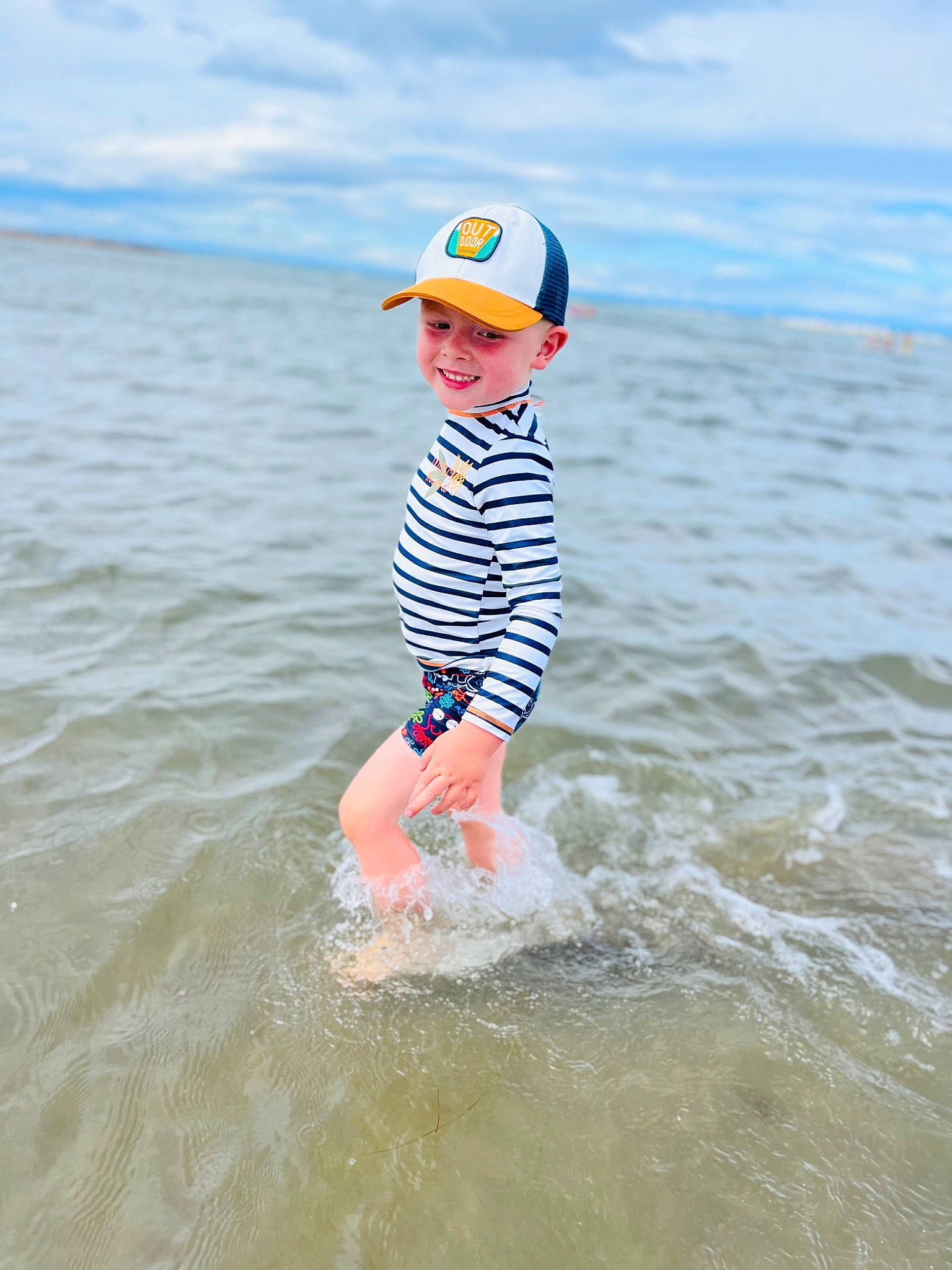 Yzak a rejoint le concours — aidez-le/la à gagner de superbes lots ! baby_toddler_clothing, baseball_cap, beach, cap, cloud, electric_blue, fun, happy, head, headwear, joy, lake, leisure, ocean, person, personal_protective_equipment, recreation, sky, sunglasses, toddler
