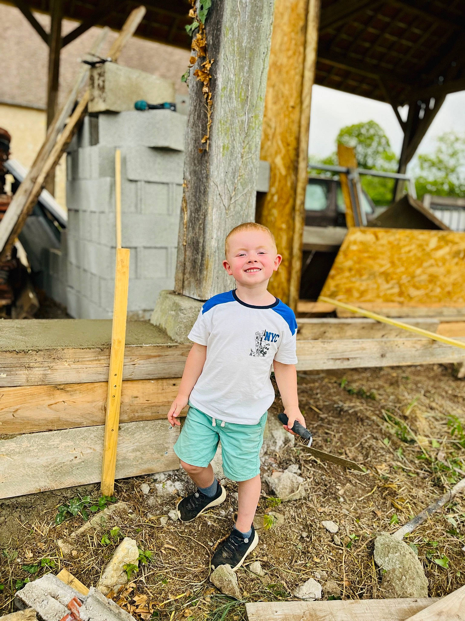 Yzak a rejoint le concours — aidez-le/la à gagner de superbes lots ! child, fun, garden, grass, happy, human_settlement, joy, leisure, people_in_nature, person, plant, recreation, shorts, smile, soil, spring, summer, t_shirt, toddler, tree