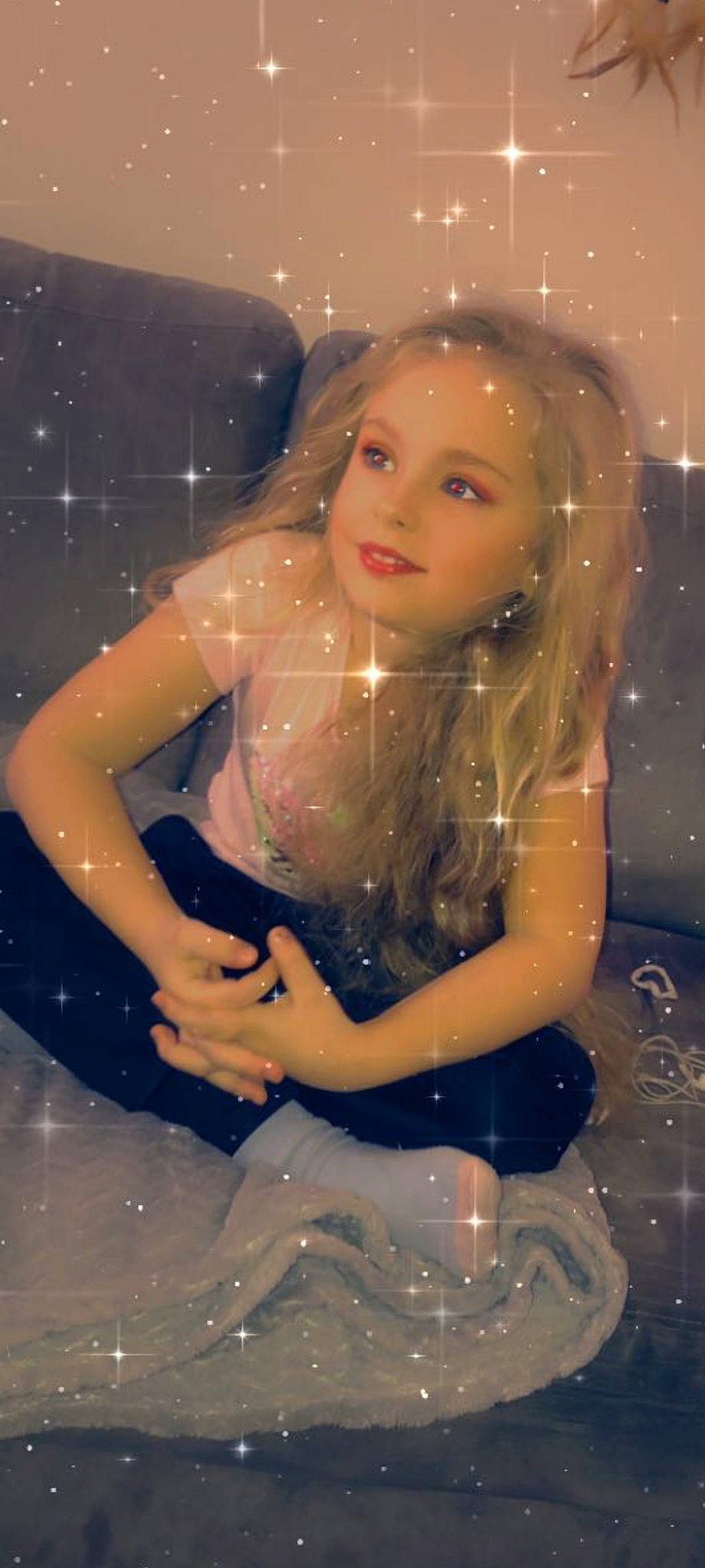 Bélinda participe au concours pour gagner de l'argent avec cette photo : bathing, bathtub, beauty, blond, child, fawn, fun, long_hair, smile, space