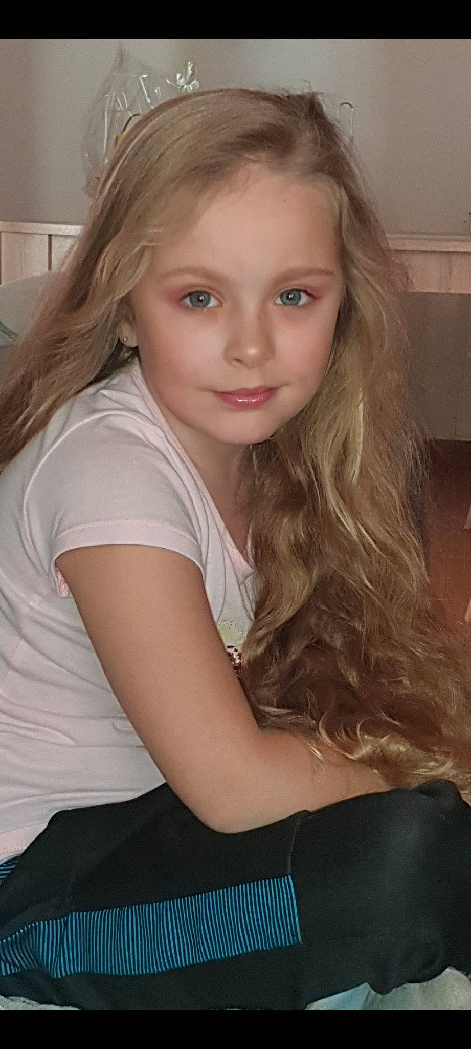 Bélinda a rejoint le concours — aidez-le/la à gagner de superbes lots ! beauty, blond, brown_hair, child, child_model, chin, eye, face, hair, hairstyle, joy, lip, long_hair, model, neck, person, photography, sitting, smile, surfer_hair