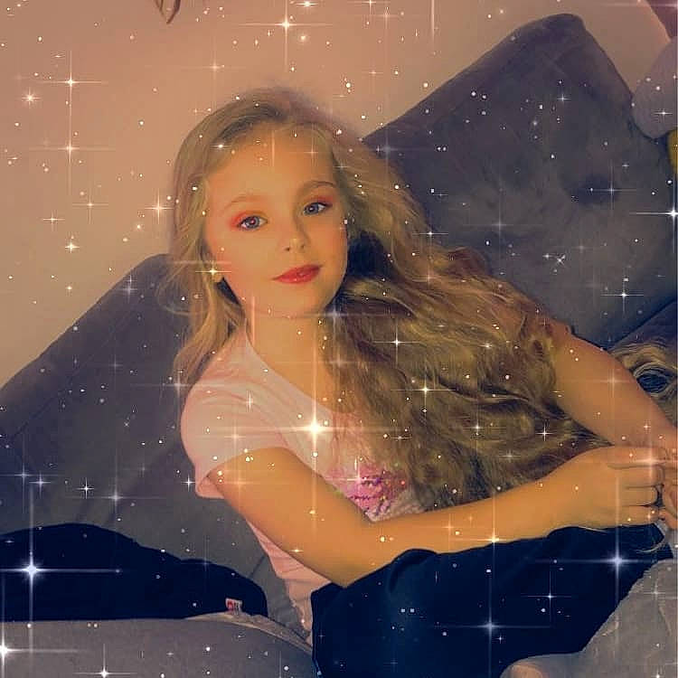 Bélinda participe au concours pour gagner de l'argent avec cette photo : beauty, blond, brown_hair, fawn, long_hair, person, photography, smile, space