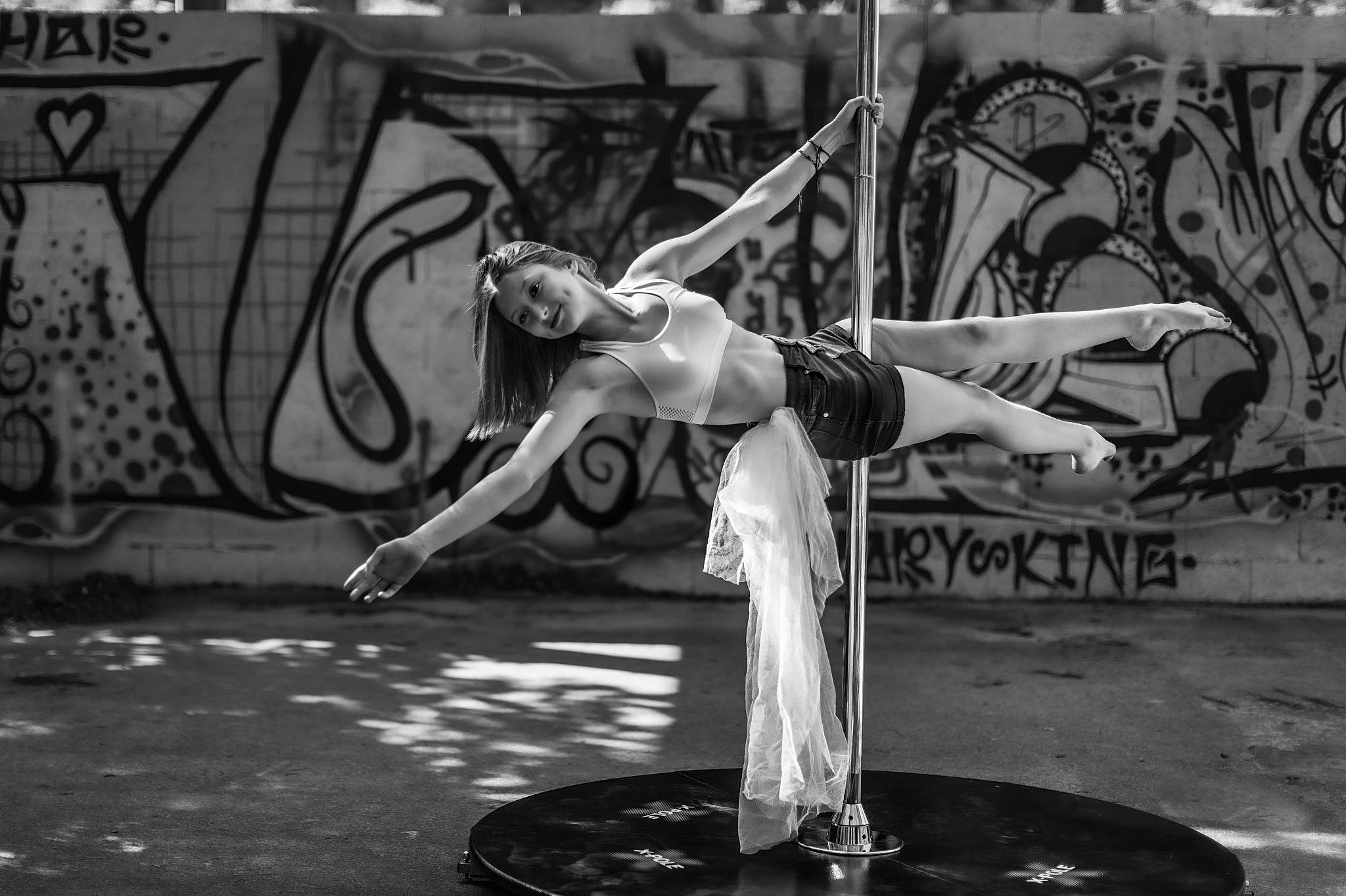Camille a rejoint le concours — aidez-le/la à gagner de superbes lots ! art, balance, black, black_and_white, dance, entertainment, event, flash_photography, graffiti, human_leg, joy, monochrome, monochrome_photography, performing_arts, person, photograph, road, snapshot, street, style
