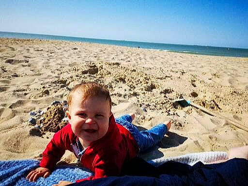 Célestin participe au concours pour gagner de l'argent avec cette photo : azure, beach, fun, happy, horizon, human, joy, landscape, leisure, light, morning, people, people_in_nature, person, sand, sky, smile, summer, toddler, travel