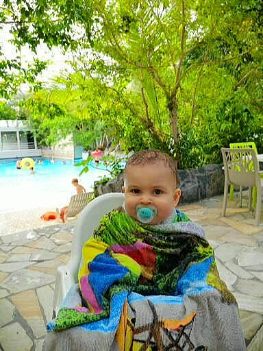 Célestin participe au concours pour gagner de l'argent avec cette photo : baby, baby_toddler_clothing, chair, child, fun, garden, grass, green, happy, leaf, leisure, morning, person, plant, recreation, spring, summer, toddler, tree, vertebrate