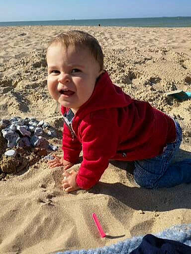 Célestin participe au concours pour gagner de l'argent avec cette photo : baby, beach, child, fun, geology, happy, horizon, landscape, leisure, mammal, people_in_nature, person, sand, shore, sitting, sky, smile, soil, toddler, travel