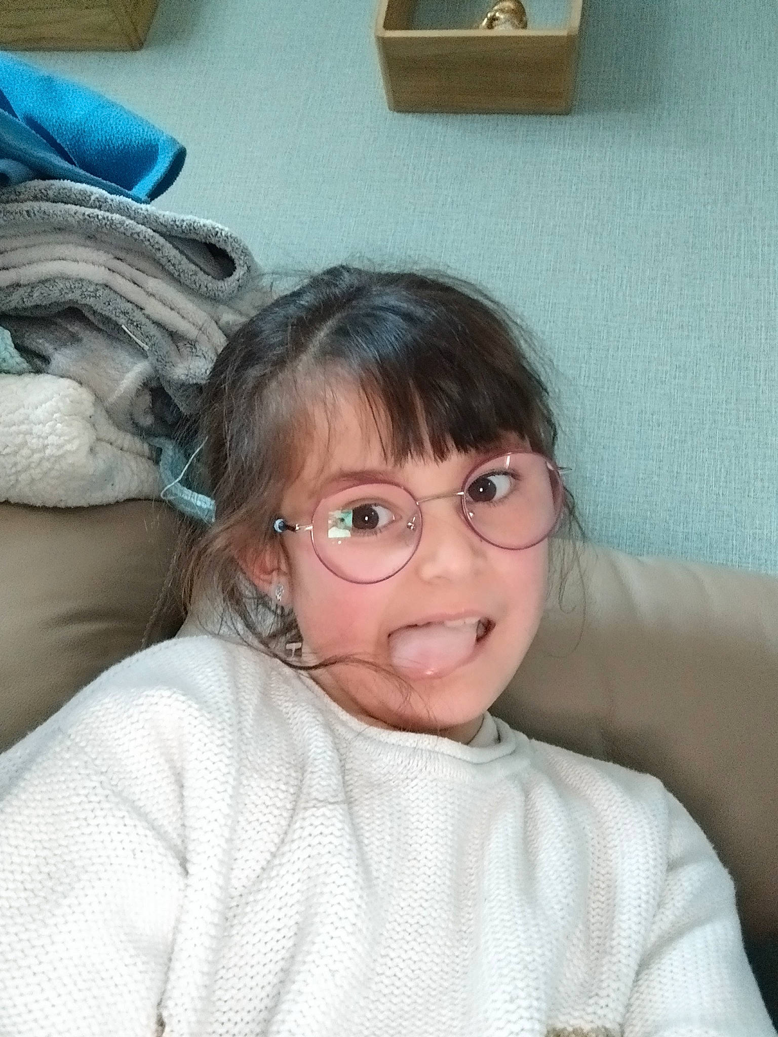 Zoé participe au concours pour gagner de l'argent avec cette photo : black_hair, cheek, comfort, eyebrow, eyelash, eyewear, gesture, glasses, happy, iris, jaw, lip, mouth, nose, person, room, skin, smile, toddler, vision_care