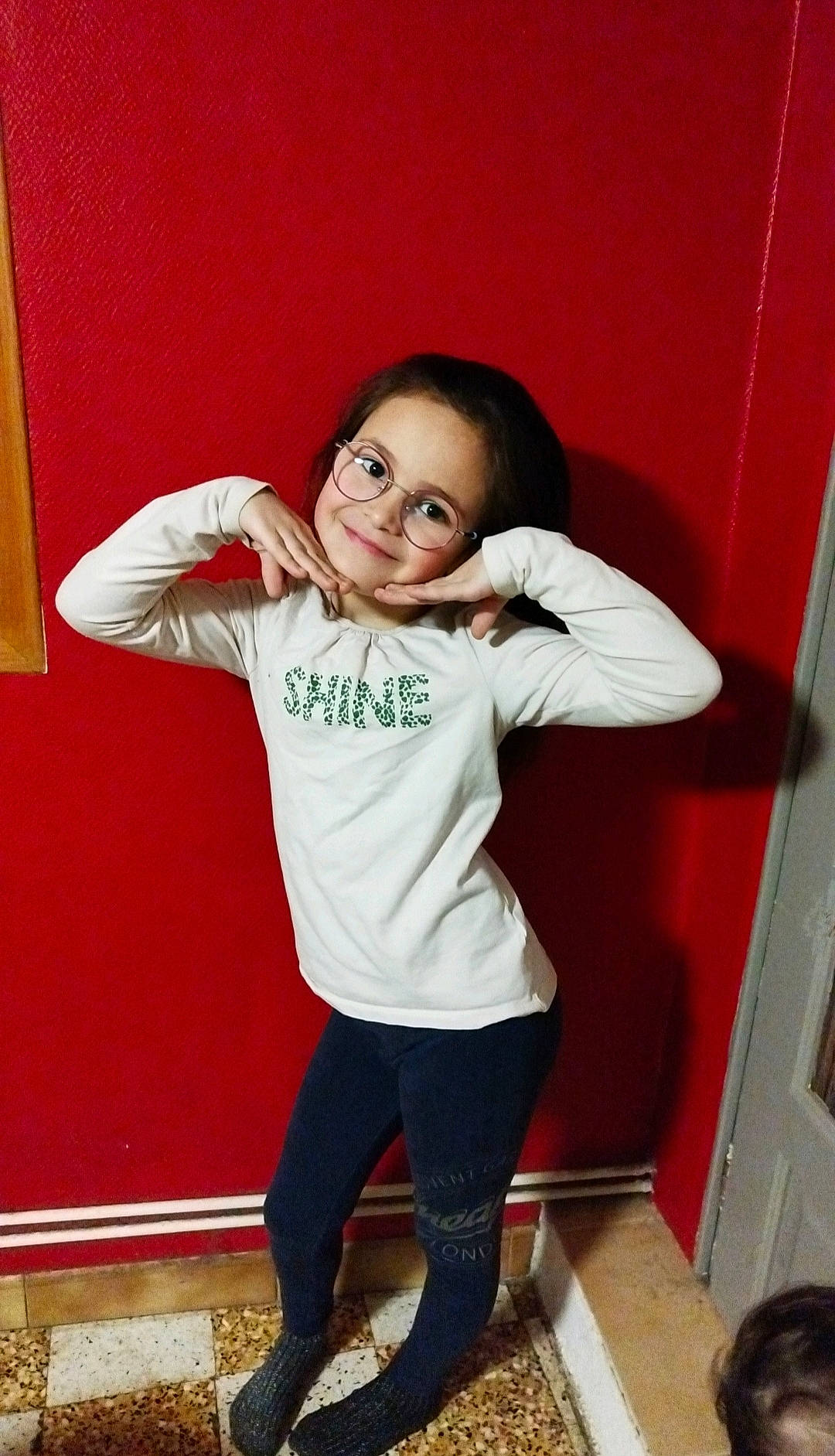 Zoé participe au concours pour gagner de l'argent avec cette photo : child, elbow, finger, flash_photography, fun, gesture, happy, human_body, human_leg, joy, knee, laugh, mouth, person, shoulder, sitting, sleeve, smile, t_shirt, thigh