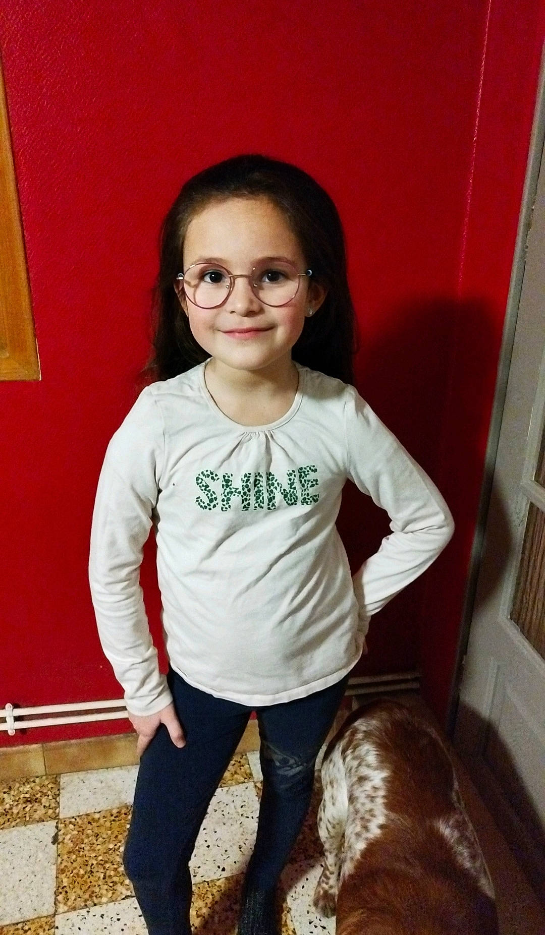 Zoé a rejoint le concours — aidez-le/la à gagner de superbes lots ! child, clothing, eyewear, face, flash_photography, fun, hairstyle, happy, human_leg, joy, long_hair, neck, person, shoulder, sitting, sleeve, smile, t_shirt, thigh, toddler