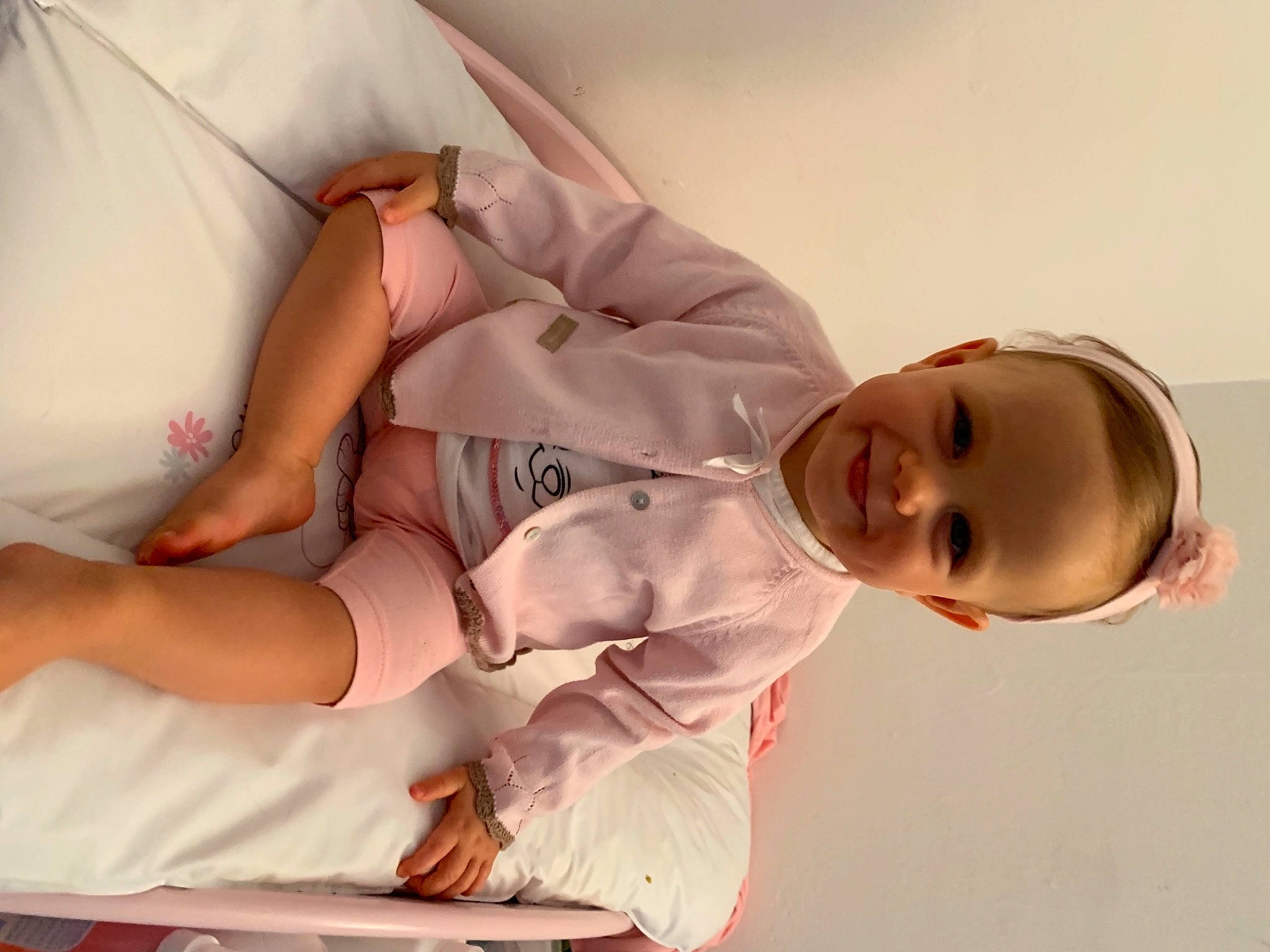 Mathilde participe au concours pour gagner de l'argent avec cette photo : abdomen, baby, baby_toddler_clothing, child, comfort, elbow, finger, gesture, happy, human_body, human_leg, joint, joy, knee, mouth, person, skin, sleeve, smile, thigh