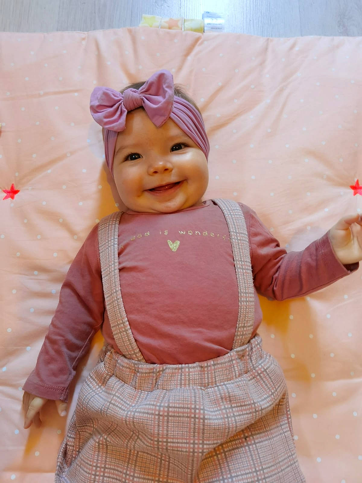 Mady a rejoint le concours — aidez-le/la à gagner de superbes lots ! baby, baby_laughing, baby_toddler_clothing, child, eye, face, fun, gesture, happy, head, headgear, headwear, joy, magenta, person, pink, product, purple, skin, sleeve