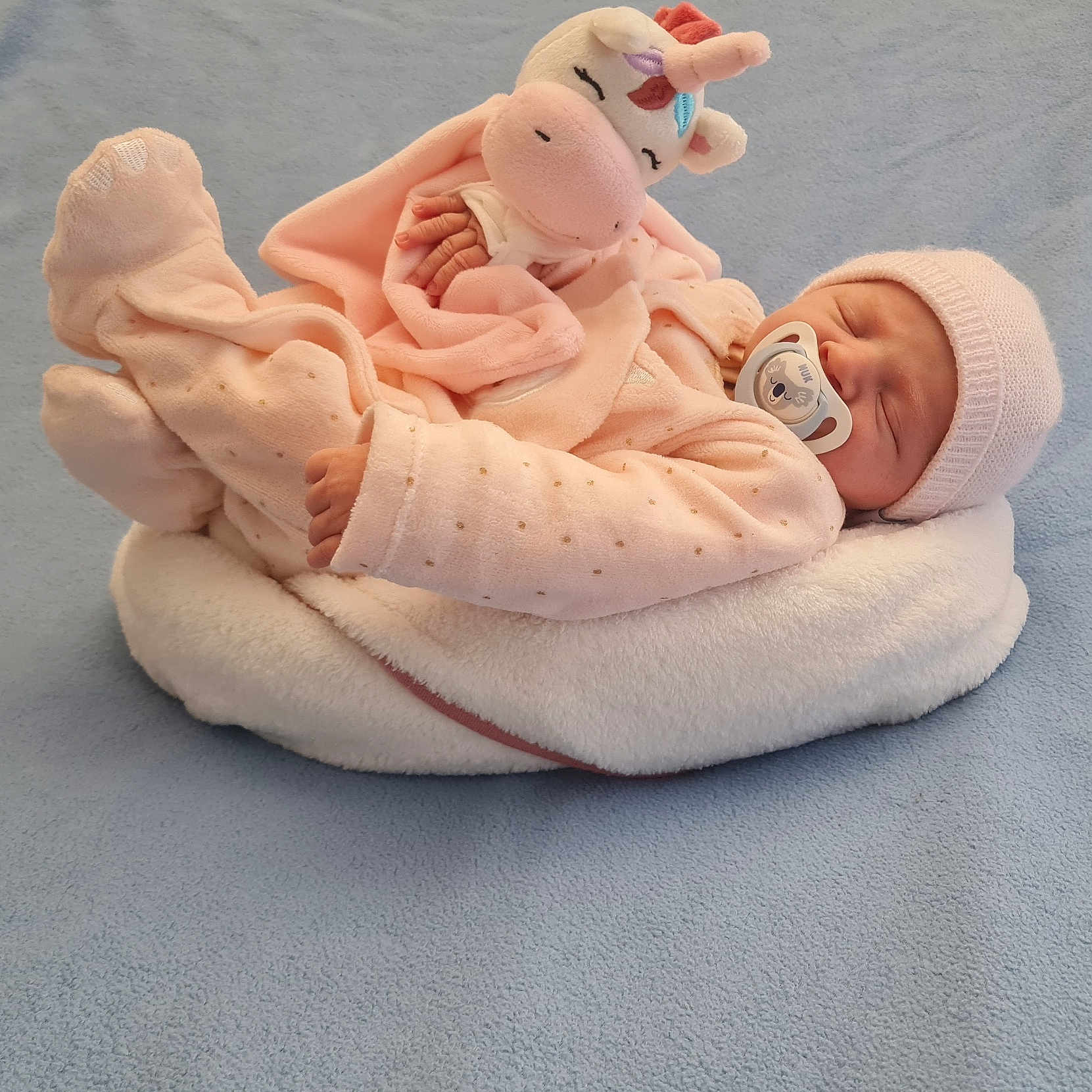 Fiona a rejoint le concours — aidez-le/la à gagner de superbes lots ! baby, blanket, child, comfort, cozy, cushion, cute, face, hat, indoors, infant, pacifier, peaceful, pink_pajamas, plush_toy, resting, sleeping, small_hands, soft_texture, unicorn