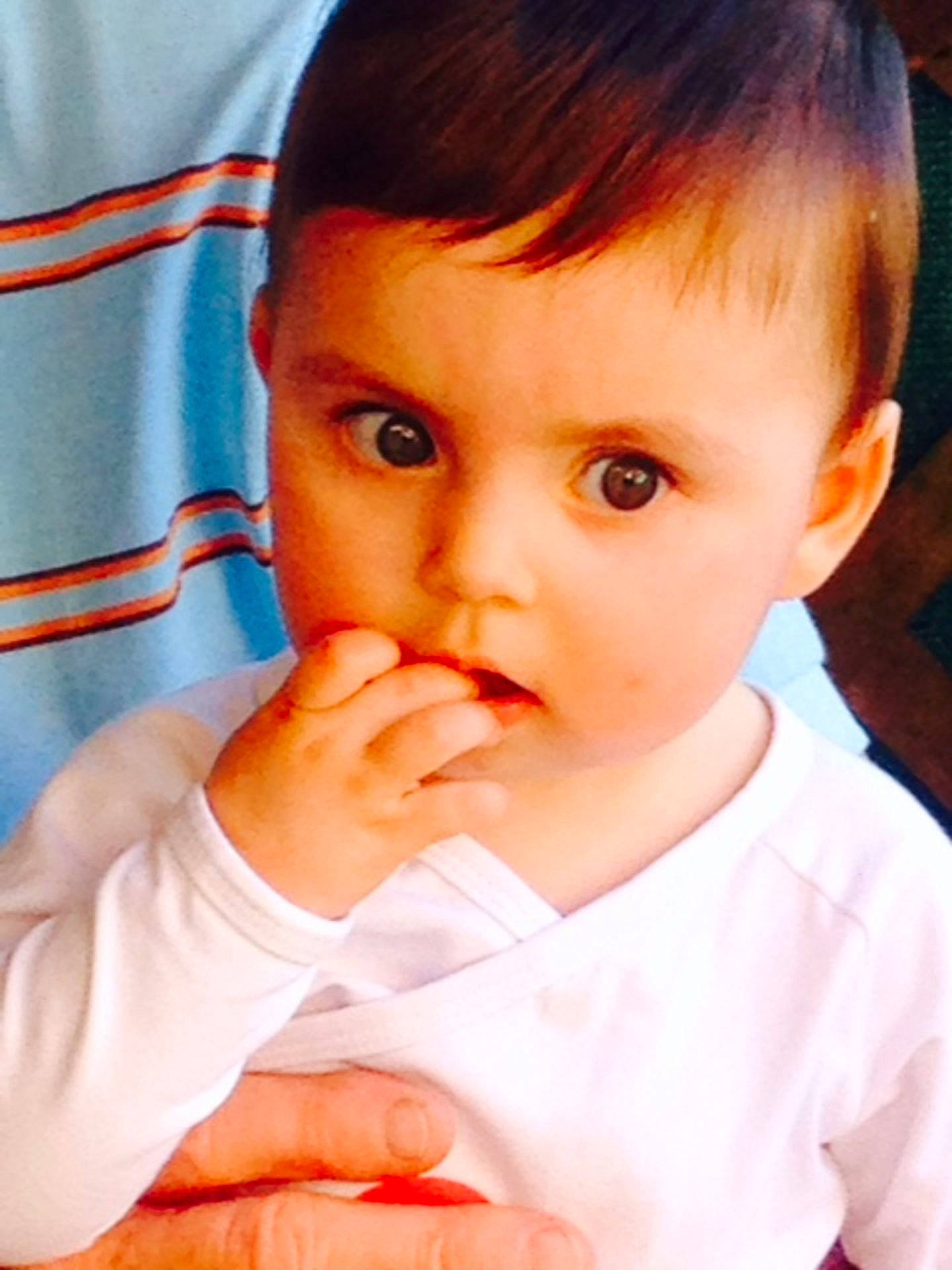 Eva a rejoint le concours — aidez-le/la à gagner de superbes lots ! boy, cheek, child, eating, emotion, eye, face, facial_expression, head, human_positions, infant, male, mouth, nose, organ, person, play, skin, smile, toddler